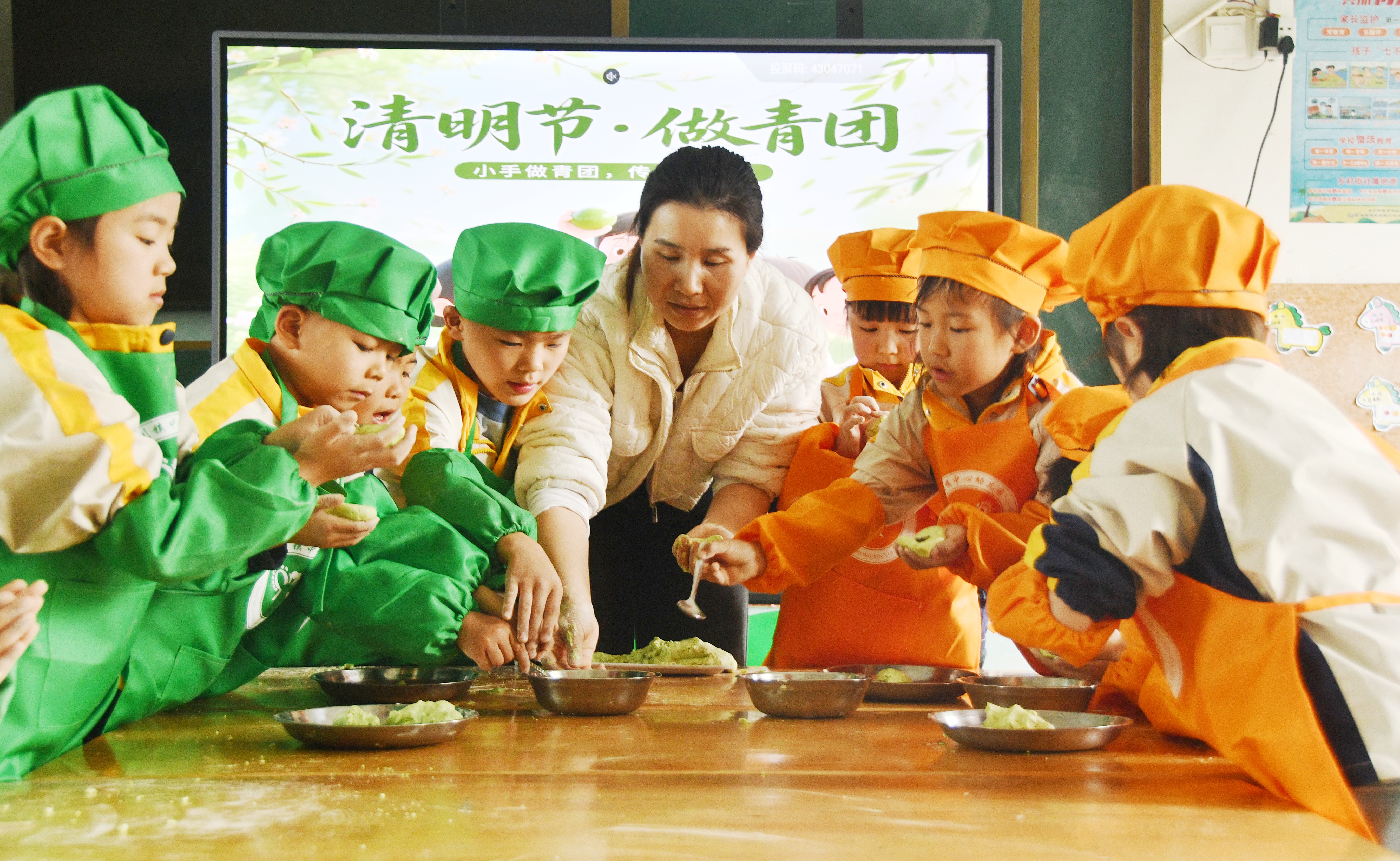 4月2日，湖南省永州市江永县桃川镇中心幼儿园的老师和小朋友们一起做清明果、包青团。田如瑞摄 (6).JPG