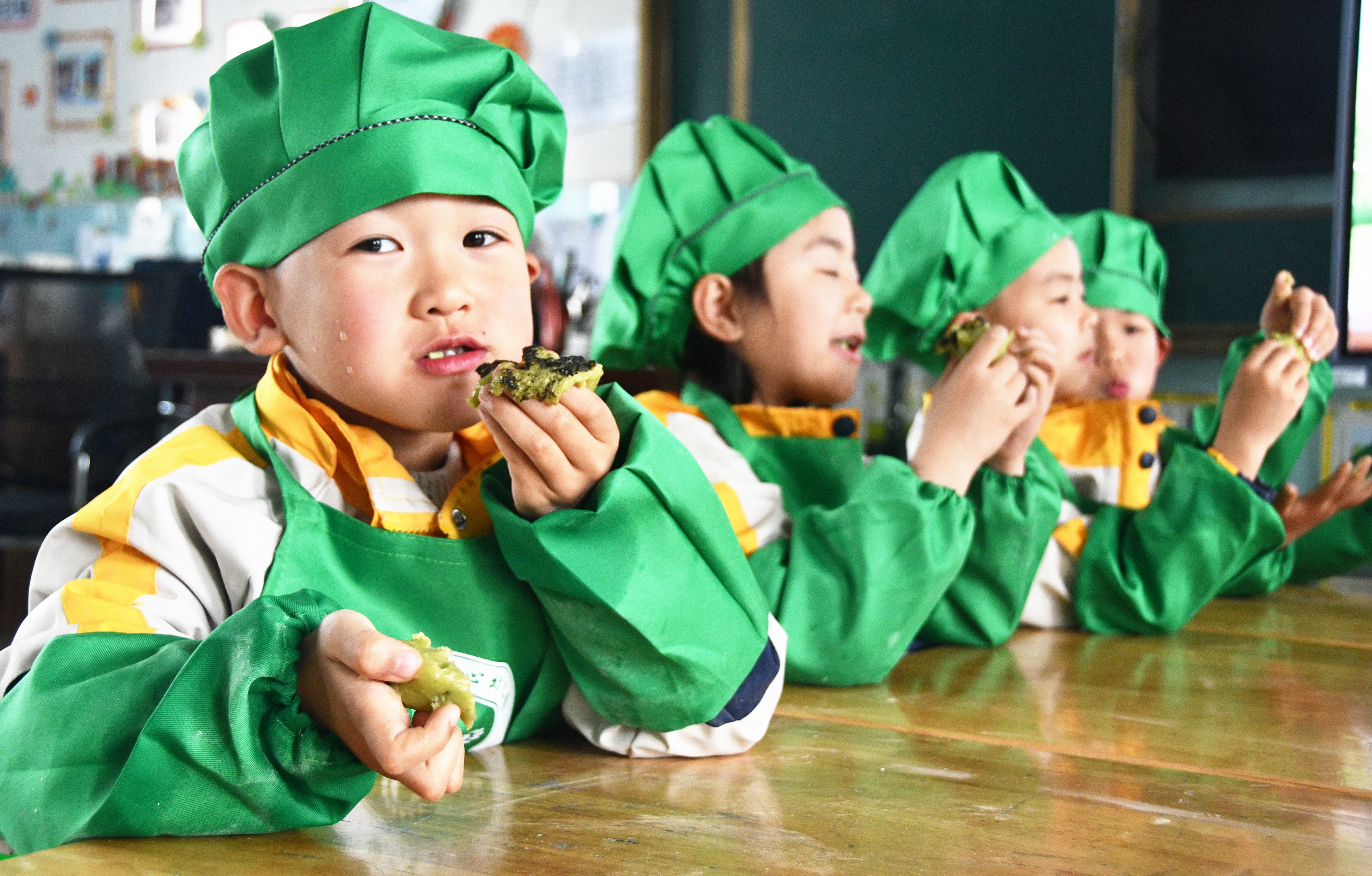4月2日，湖南省永州市江永县桃川镇中心幼儿园的老师和小朋友们一起做清明果、包青团。田如瑞摄 (9).JPG