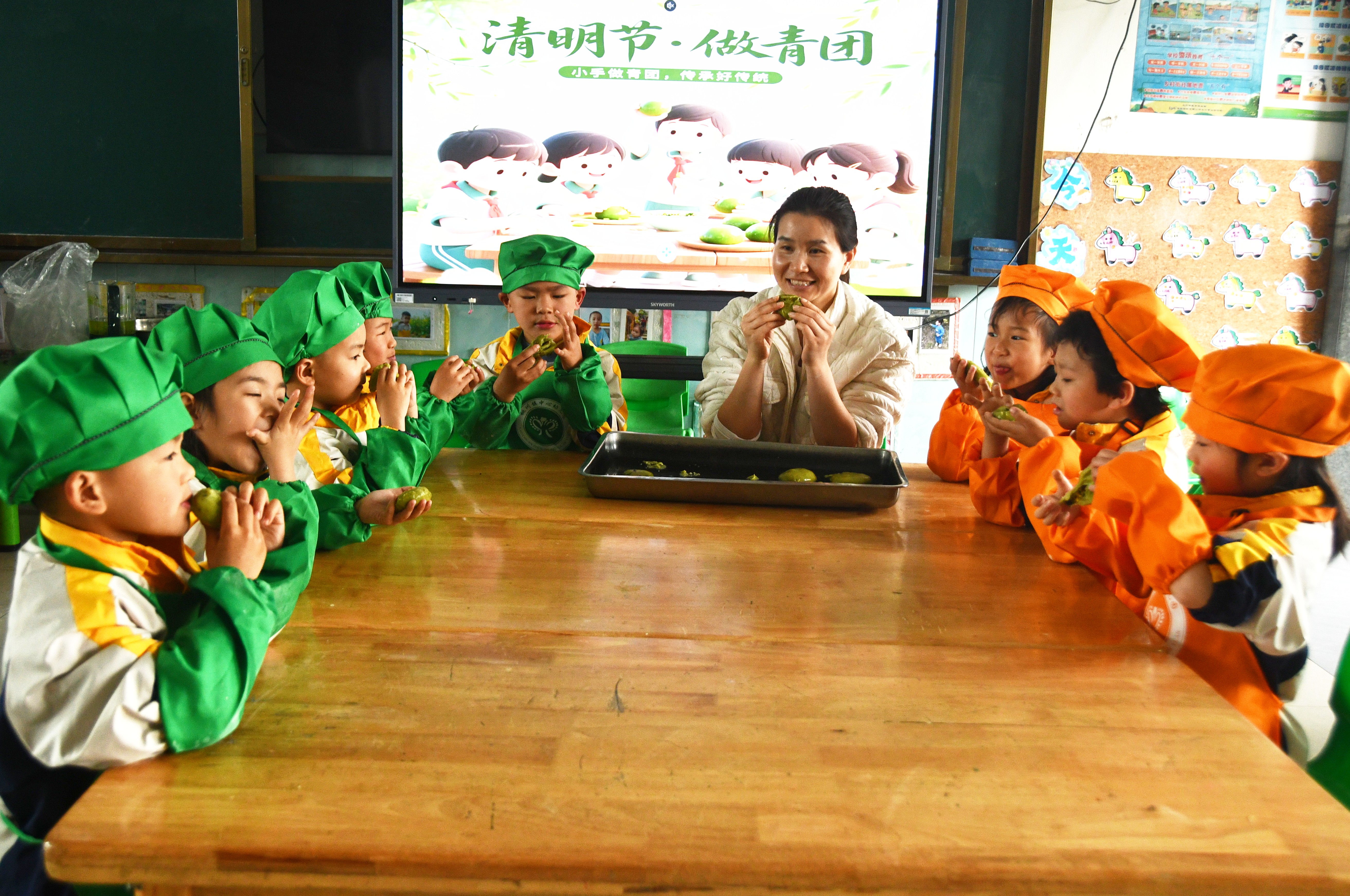 4月2日，湖南省永州市江永县桃川镇中心幼儿园的老师和小朋友们一起做清明果、包青团。田如瑞摄 (8).JPG