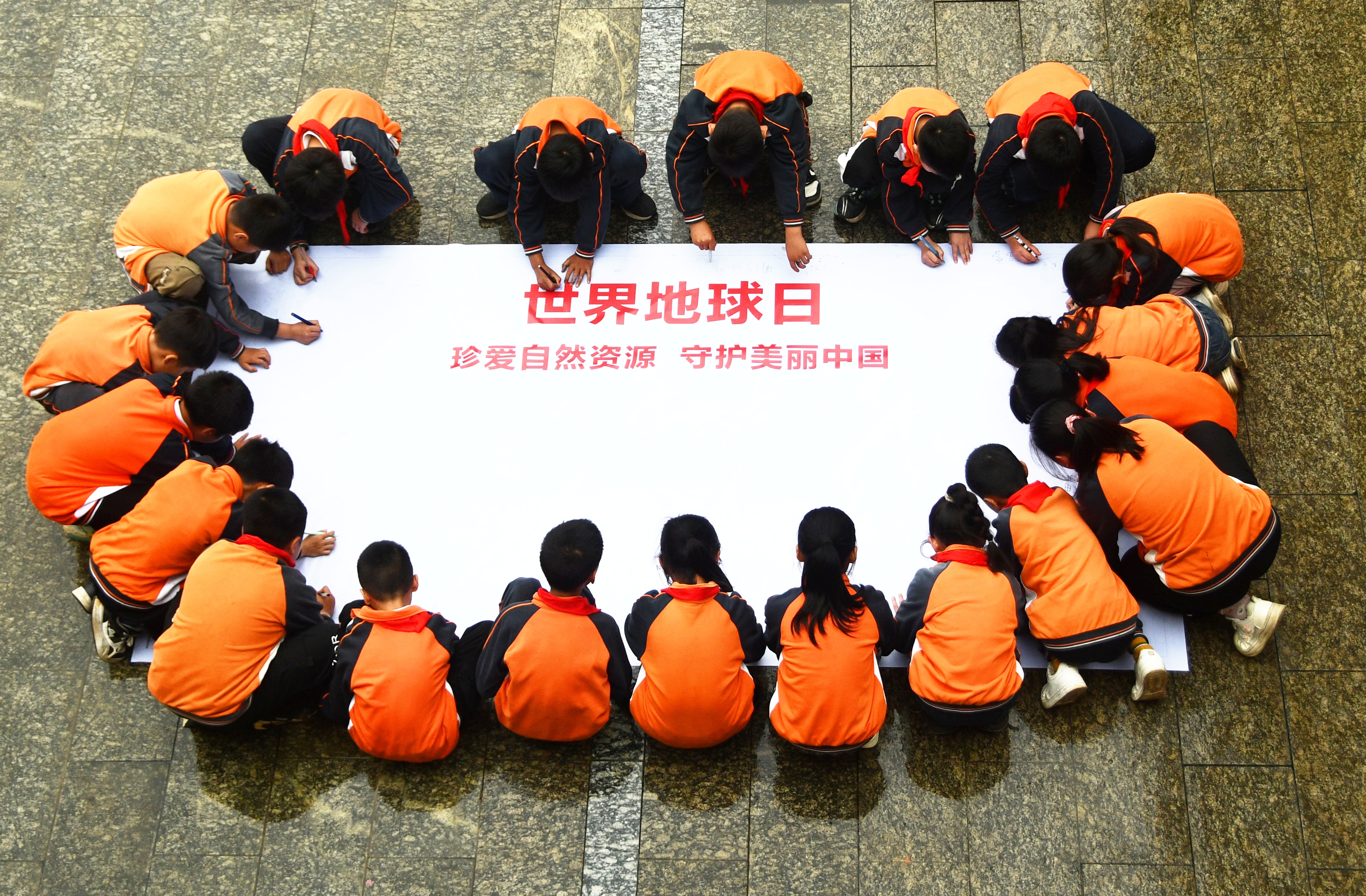 4月22日，湖南省永州市江永县思源实验学校学生“世界地球日”活动中签名。田如瑞摄 (1).JPG