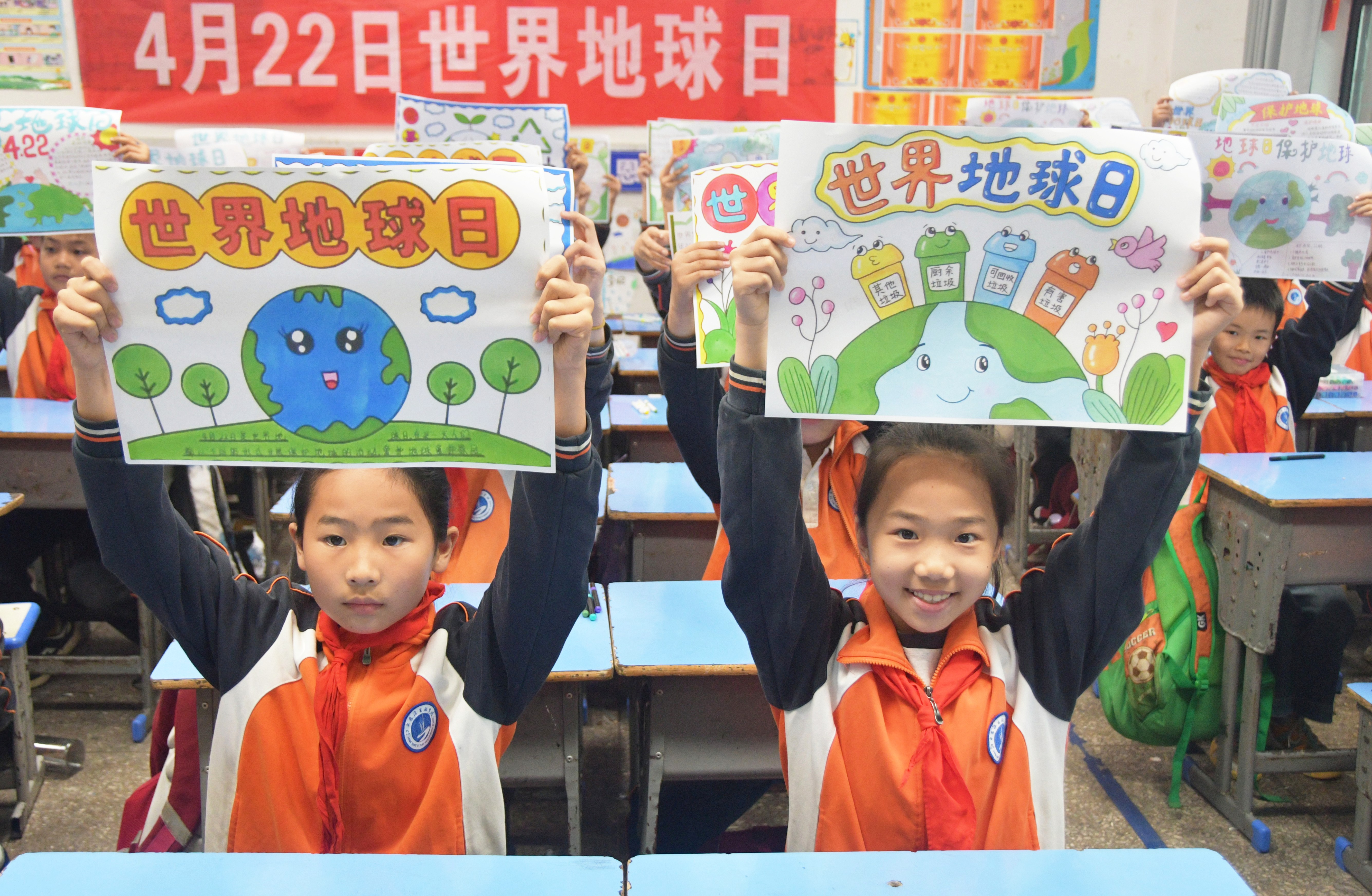 4月22日，湖南省永州市江永县思源实验学校学生在展示“世界地球日”主题手抄报。田如瑞摄 (1).JPG