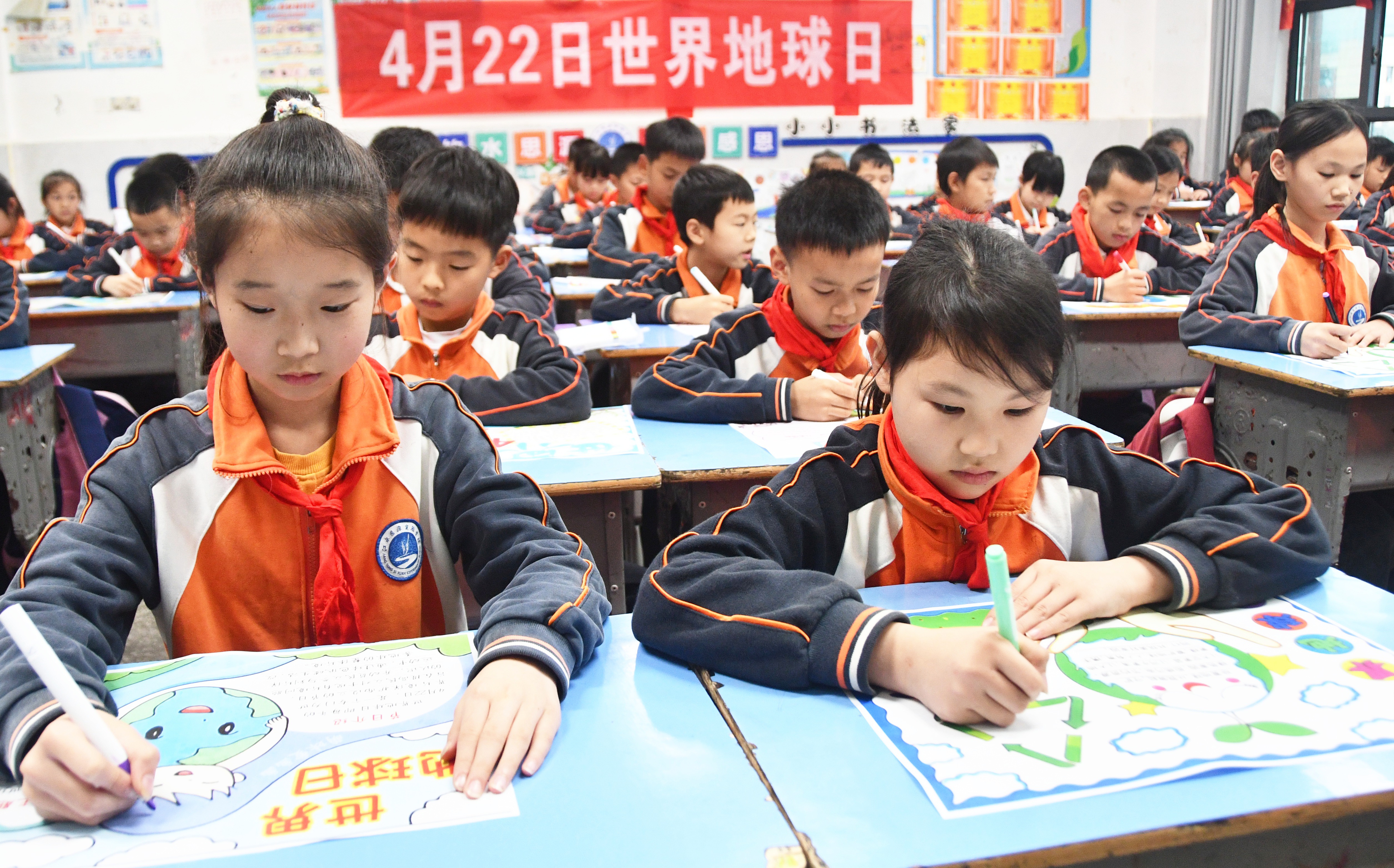 4月22日，湖南省永州市江永县思源实验学校学生在创作“世界地球日”主题手抄报。田如瑞摄 (1).JPG