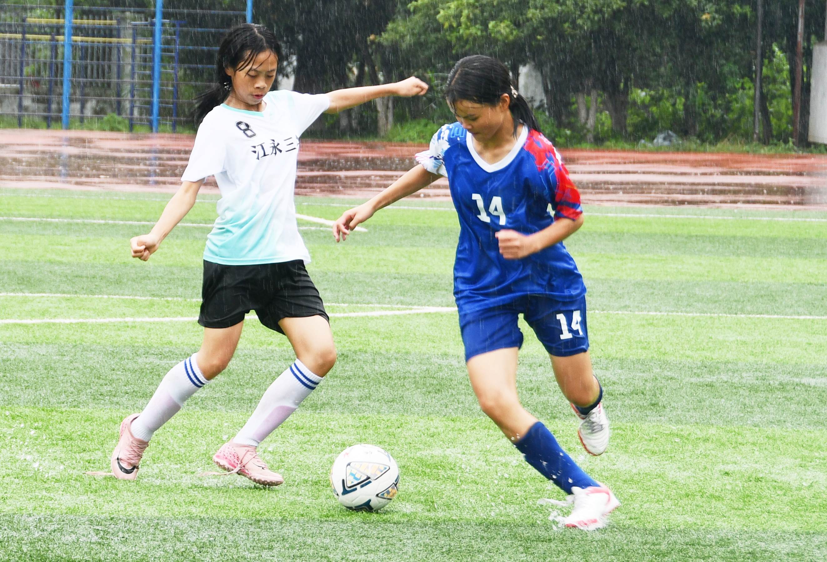  4月28日，湖南省永州市江永县第一中学足球场，中学生在球场上展开激烈拼抢。田如瑞摄 (4).JPG