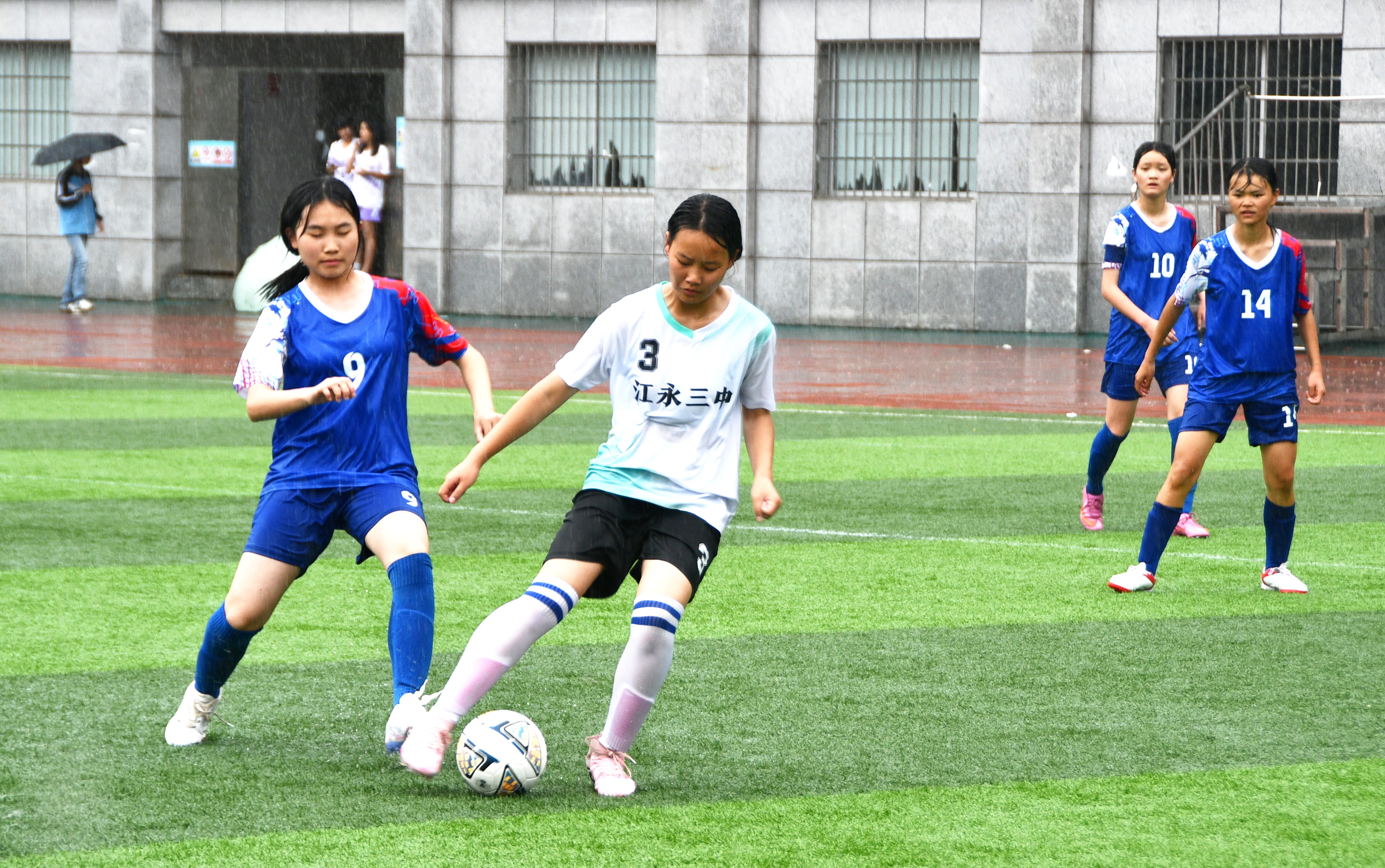  4月28日，湖南省永州市江永县第一中学足球场，中学生在球场上展开激烈拼抢。田如瑞摄 (2).JPG