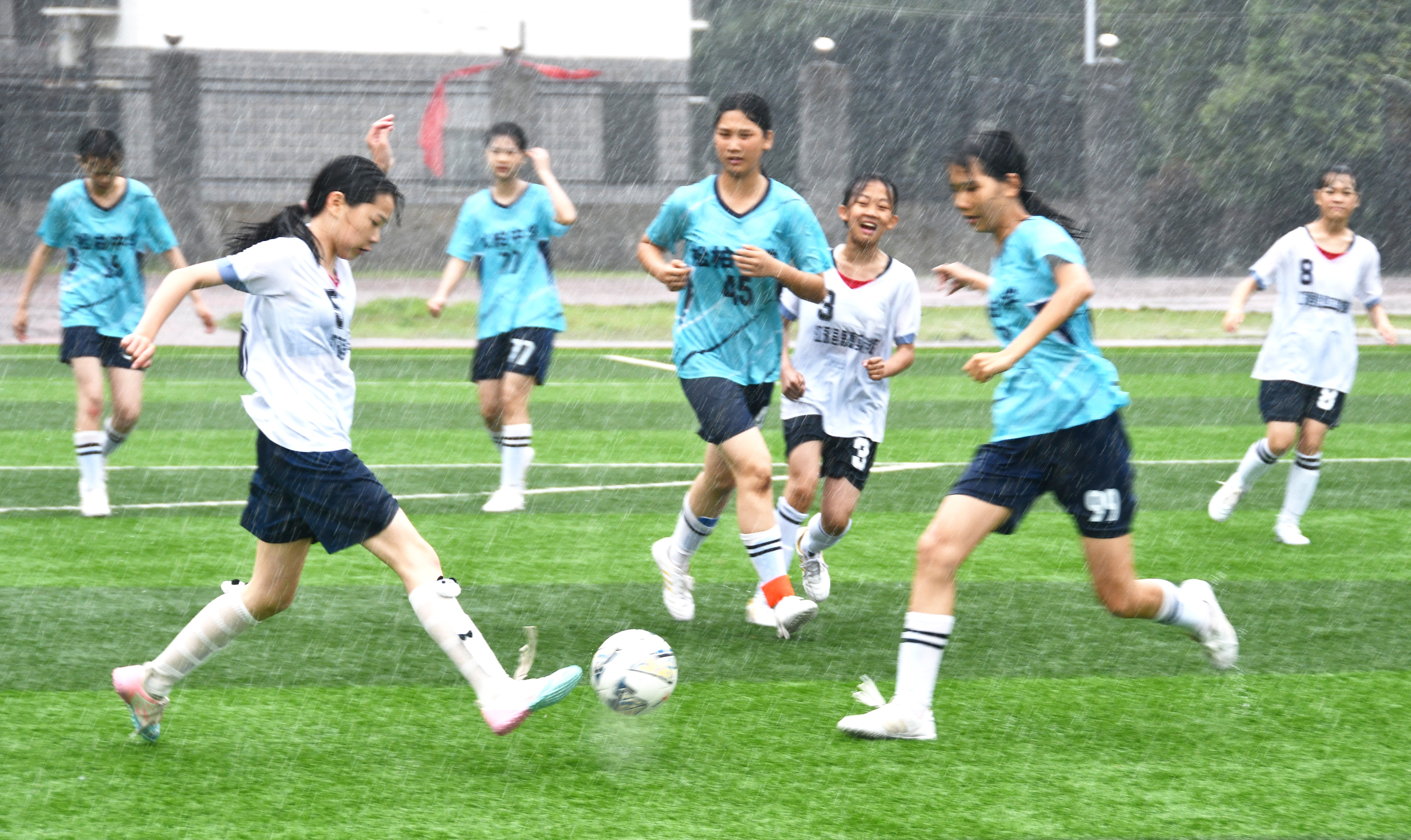  4月28日，湖南省永州市江永县第一中学足球场，中学生在球场上展开激烈拼抢。田如瑞摄 (1).JPG