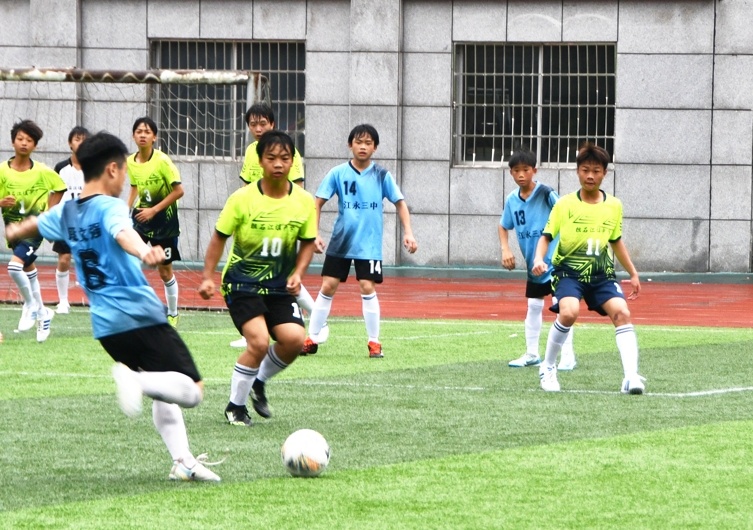  4月28日，湖南省永州市江永县第一中学足球场，中学生在球场上展开激烈拼抢。田如瑞摄 (8).JPG