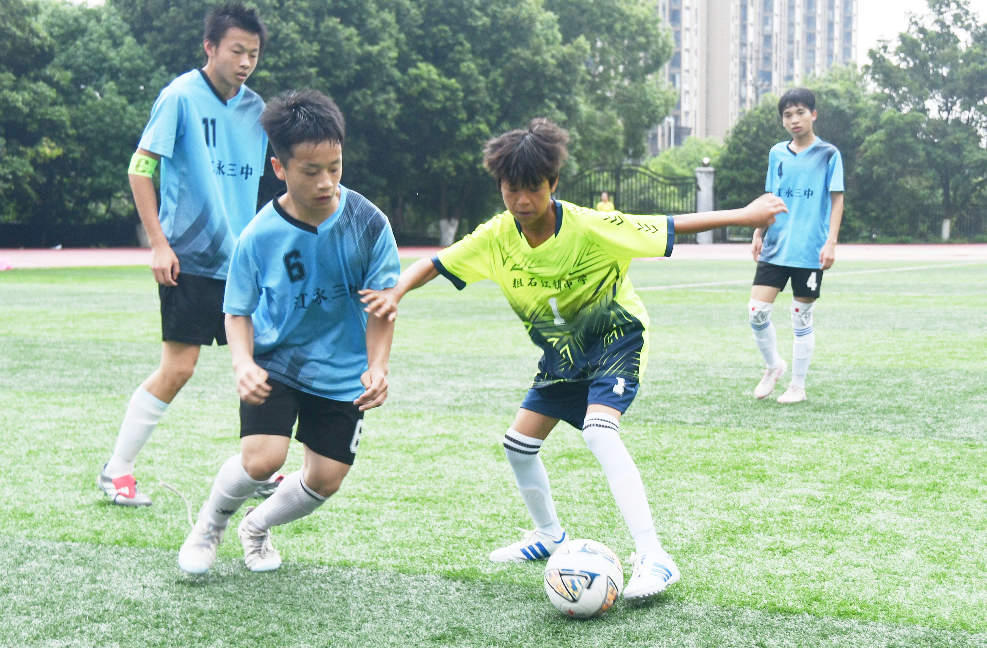  4月28日，湖南省永州市江永县第一中学足球场，中学生在球场上展开激烈拼抢。田如瑞摄 (10).JPG