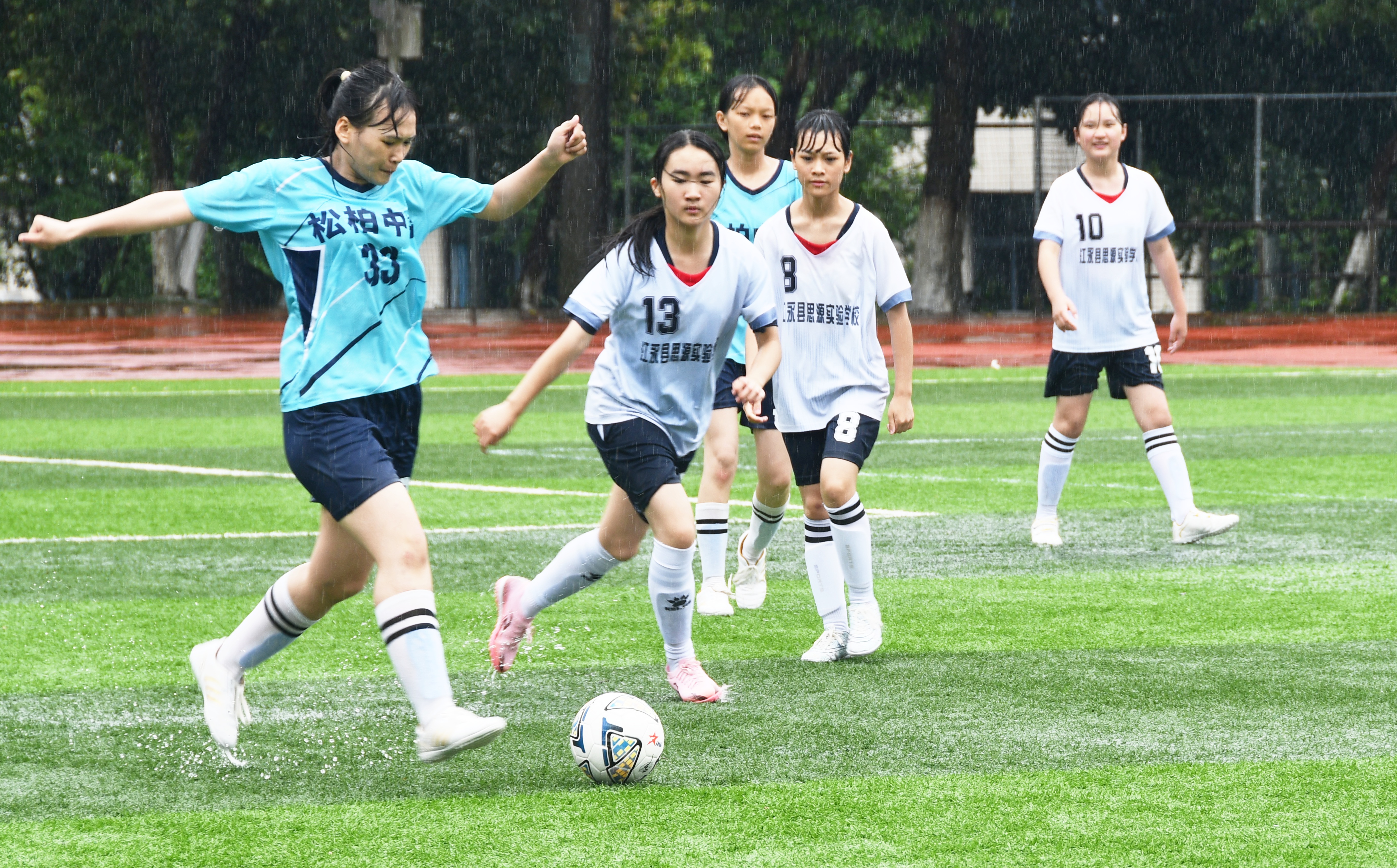  4月28日，湖南省永州市江永县第一中学足球场，中学生在球场上展开激烈拼抢。田如瑞摄 (5).JPG
