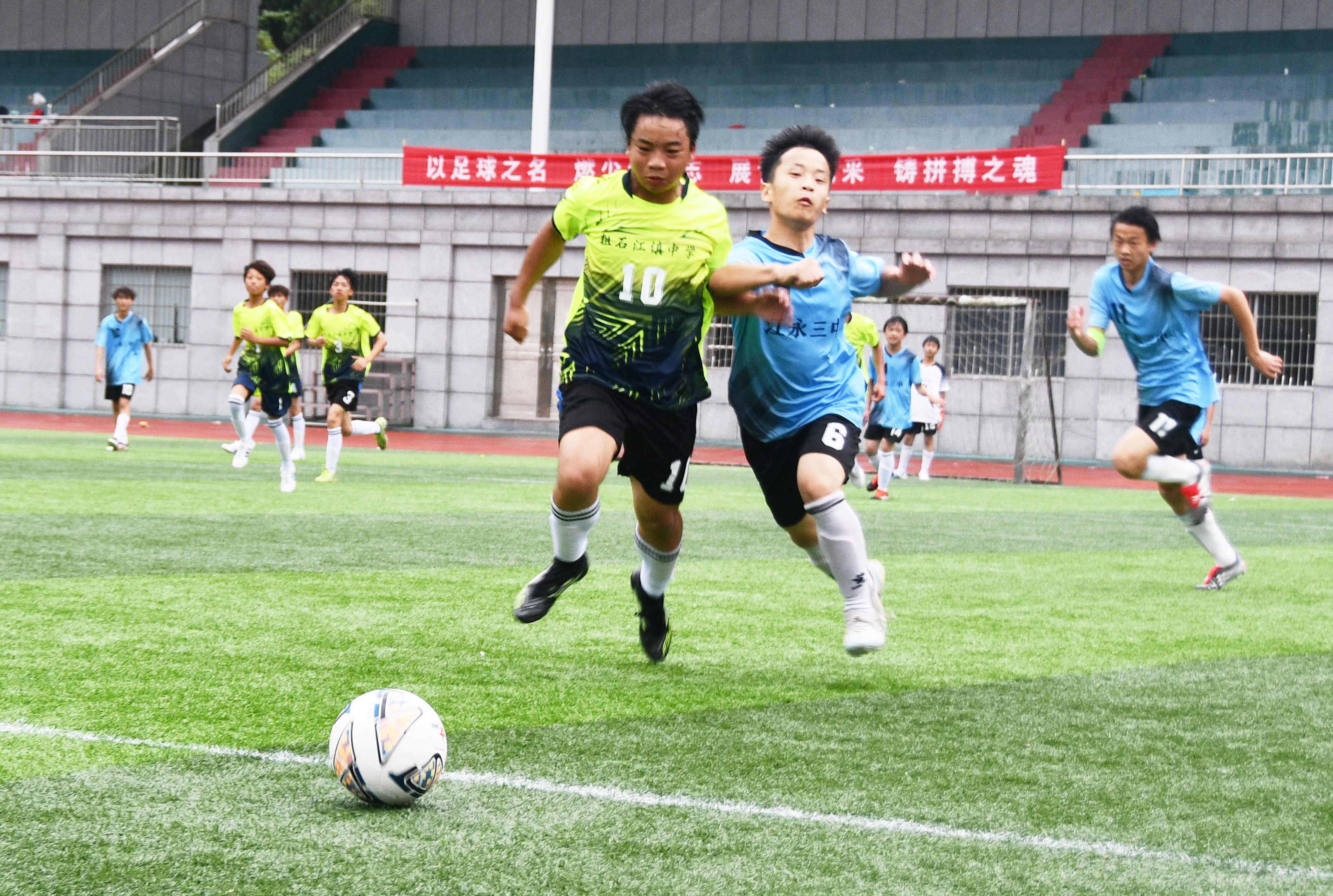  4月28日，湖南省永州市江永县第一中学足球场，中学生在球场上展开激烈拼抢。田如瑞摄 (9).JPG