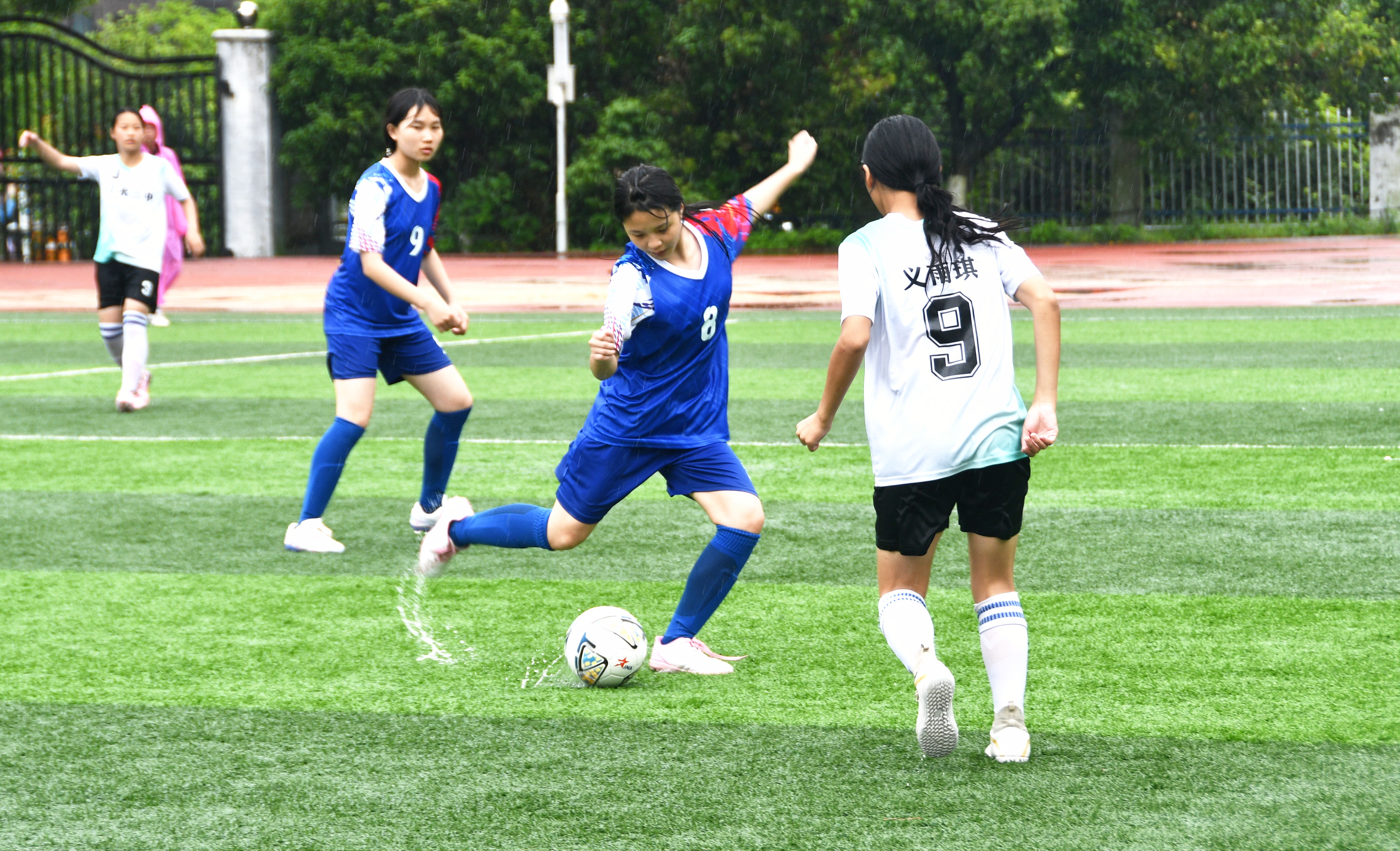  4月28日，湖南省永州市江永县第一中学足球场，中学生在球场上展开激烈拼抢。田如瑞摄 (6).JPG
