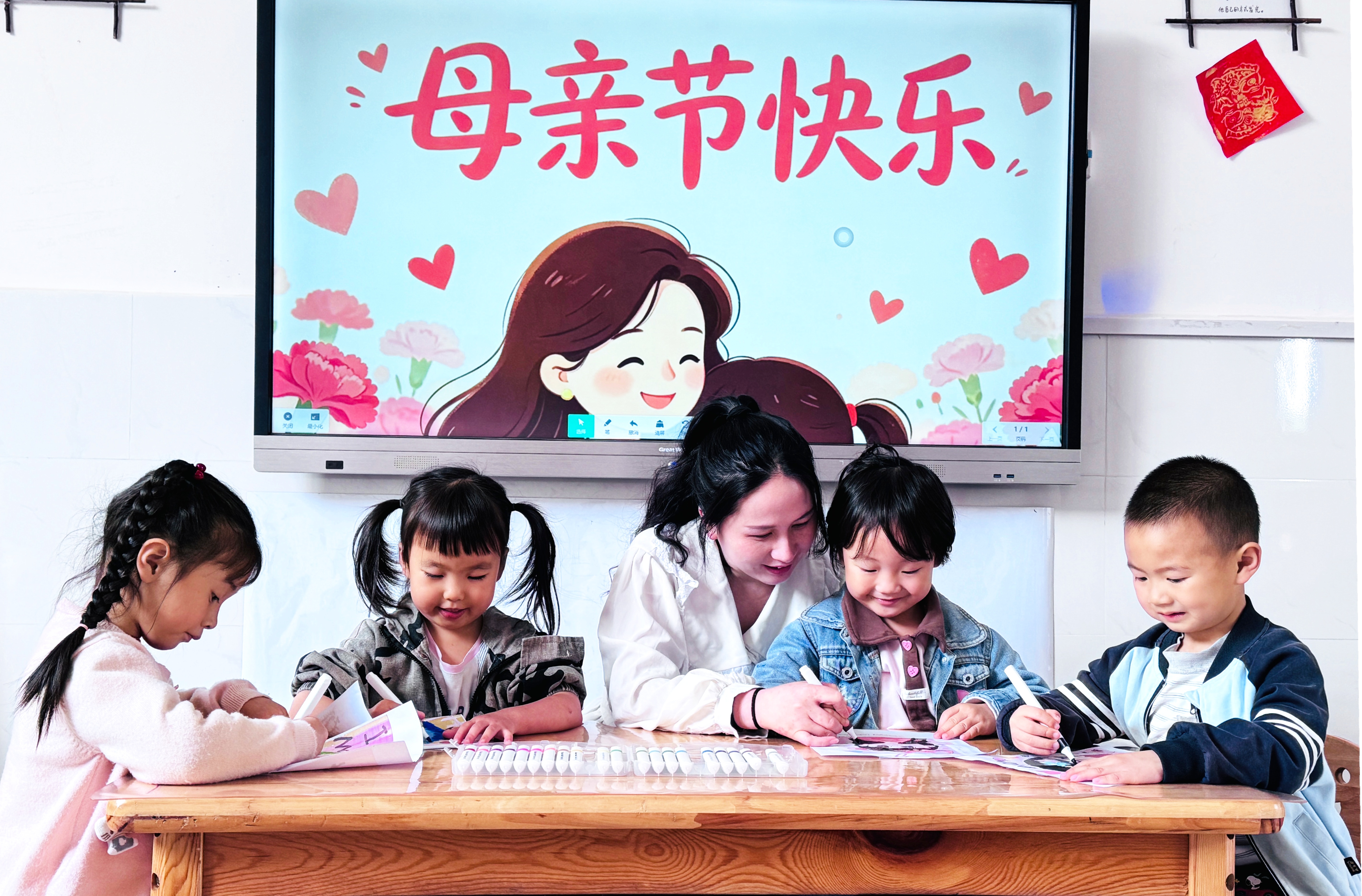 &nbsp;5月9日，在湖南省永州市江永县工业集中区幼儿园，老师指导小朋友创作母亲节主题绘画作品。田如瑞摄 (1).jpg