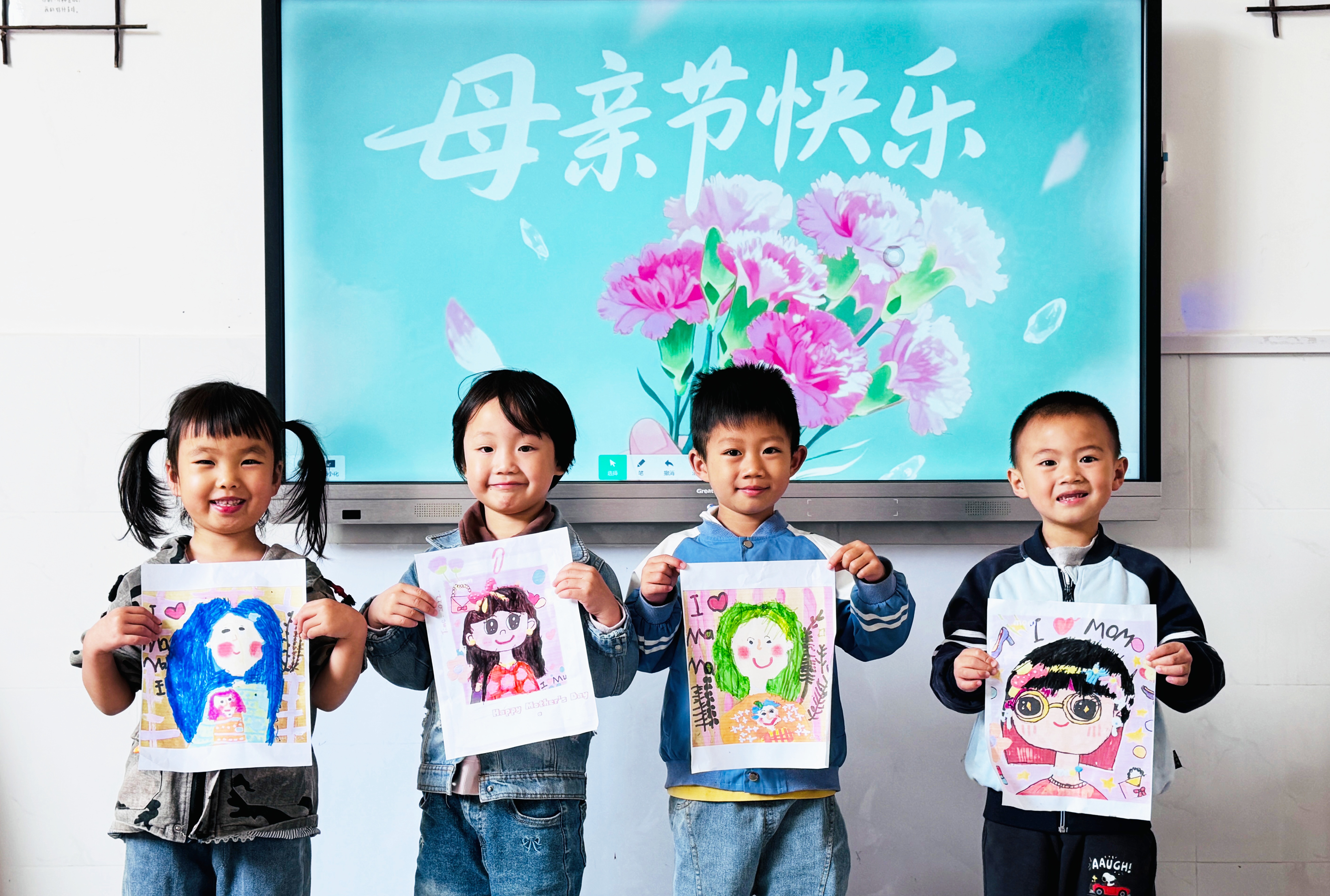 5月9日，在湖南省永州市江永县工业集中区幼儿园，小朋友在展示母亲节主题绘画作品。田如瑞摄.jpg
