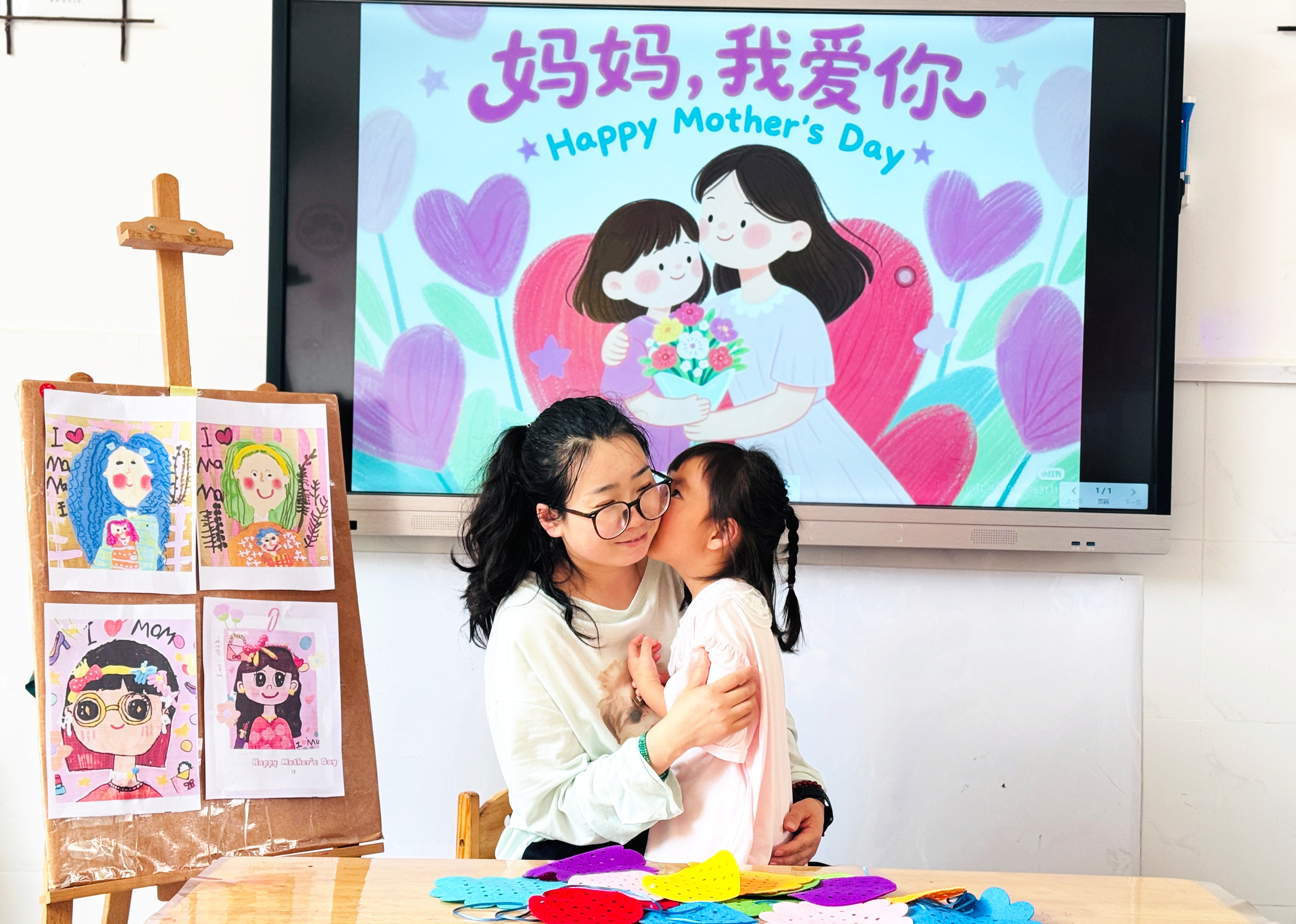 5月9日，在湖南省永州市江永县工业集中区幼儿园，小朋友正在和母亲进行悄悄话亲子互动。田如瑞摄 (1).jpg