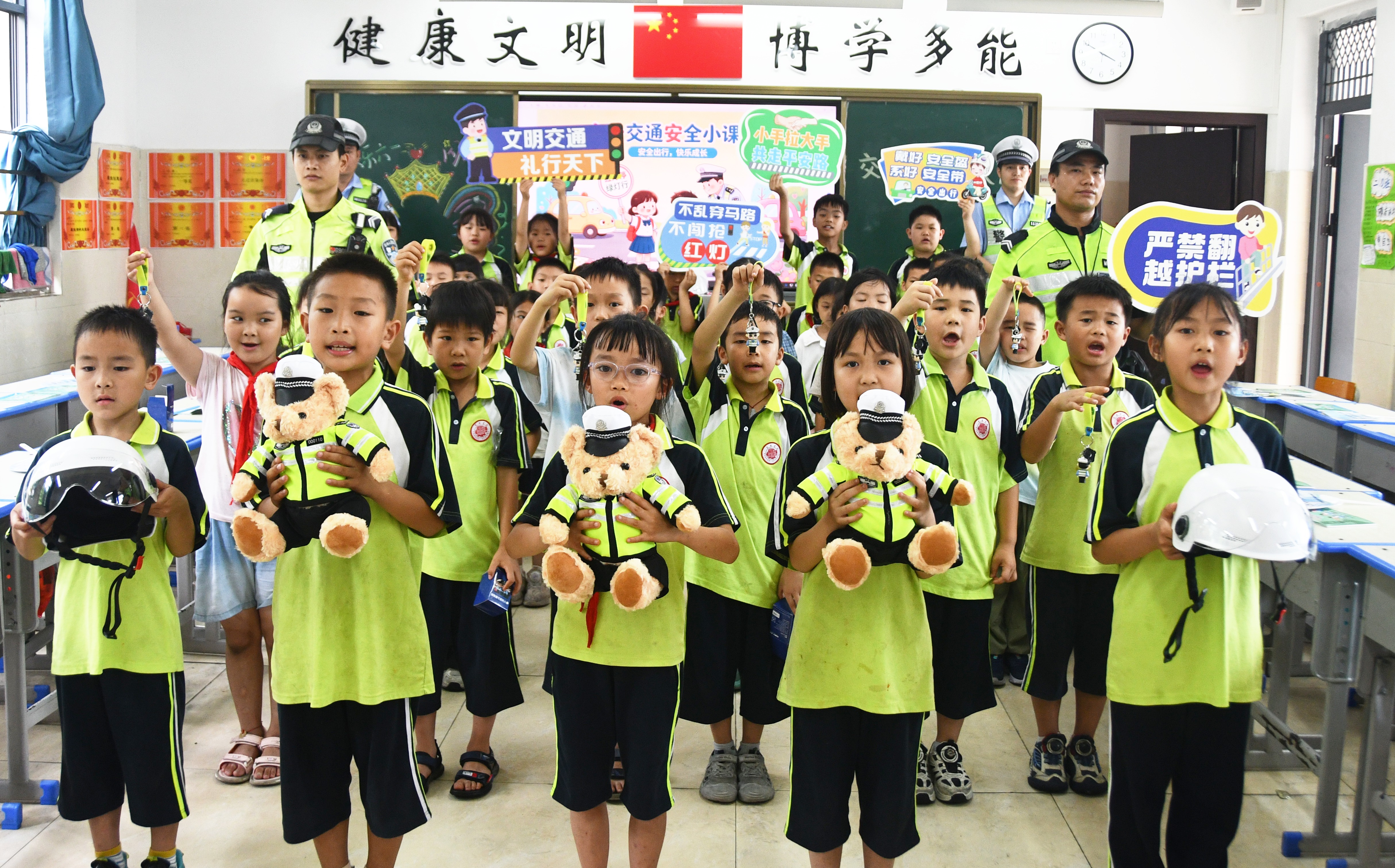 5月29日，在湖南省永州市江永县潇浦镇芙蓉学校，交警在六一交通安全课堂为小学生讲解交通安全知识。田如瑞摄 2.JPG
