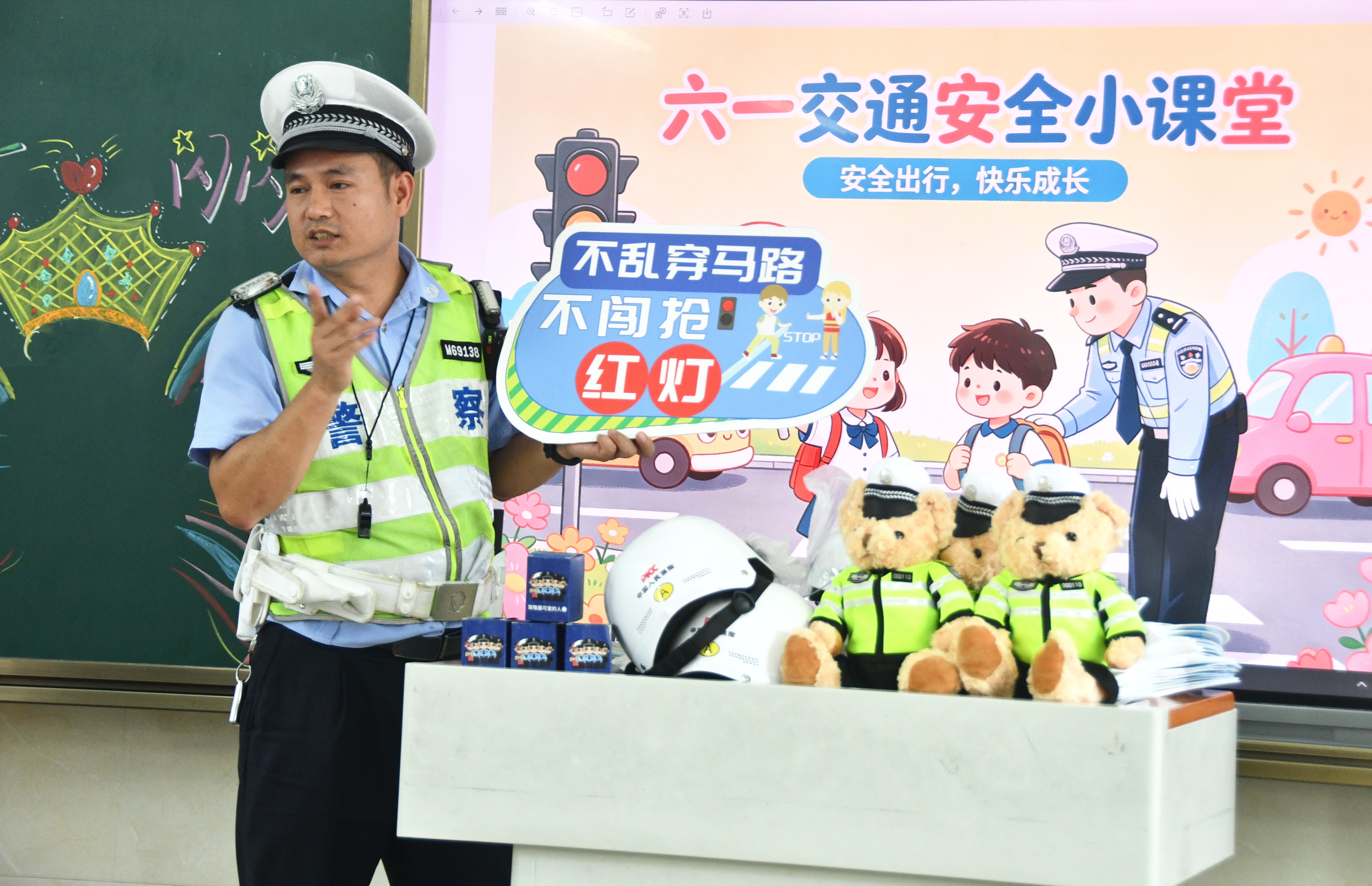 5月29日，在湖南省永州市江永县潇浦镇芙蓉学校，交警在六一交通安全课堂为小学生讲解交通安全知识。田如瑞摄 (1).JPG