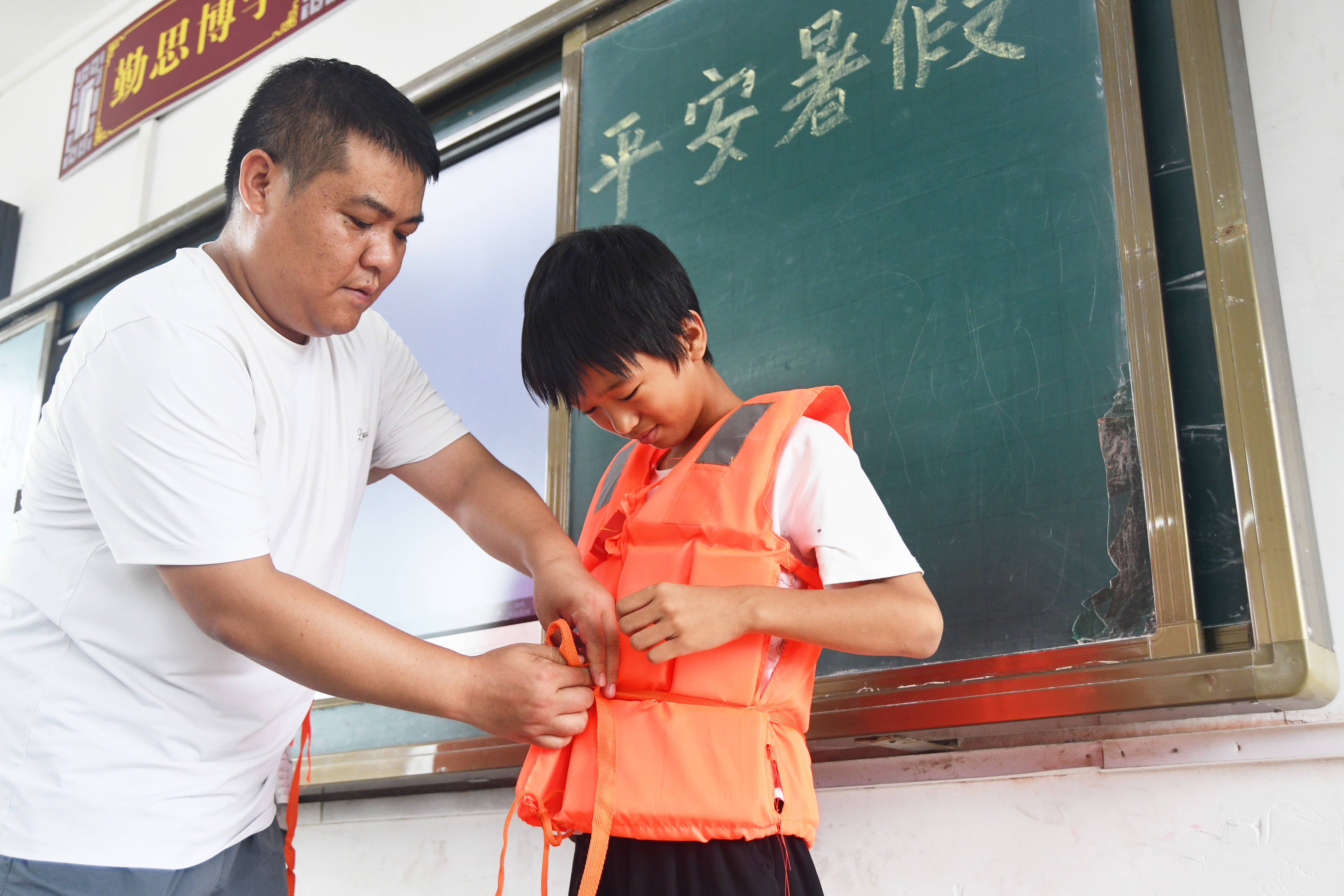 在湖南省永州市江永县潇浦镇允山中心小学，老师给学生讲解救生圈救生衣使用方法。田如瑞摄 (1).JPG