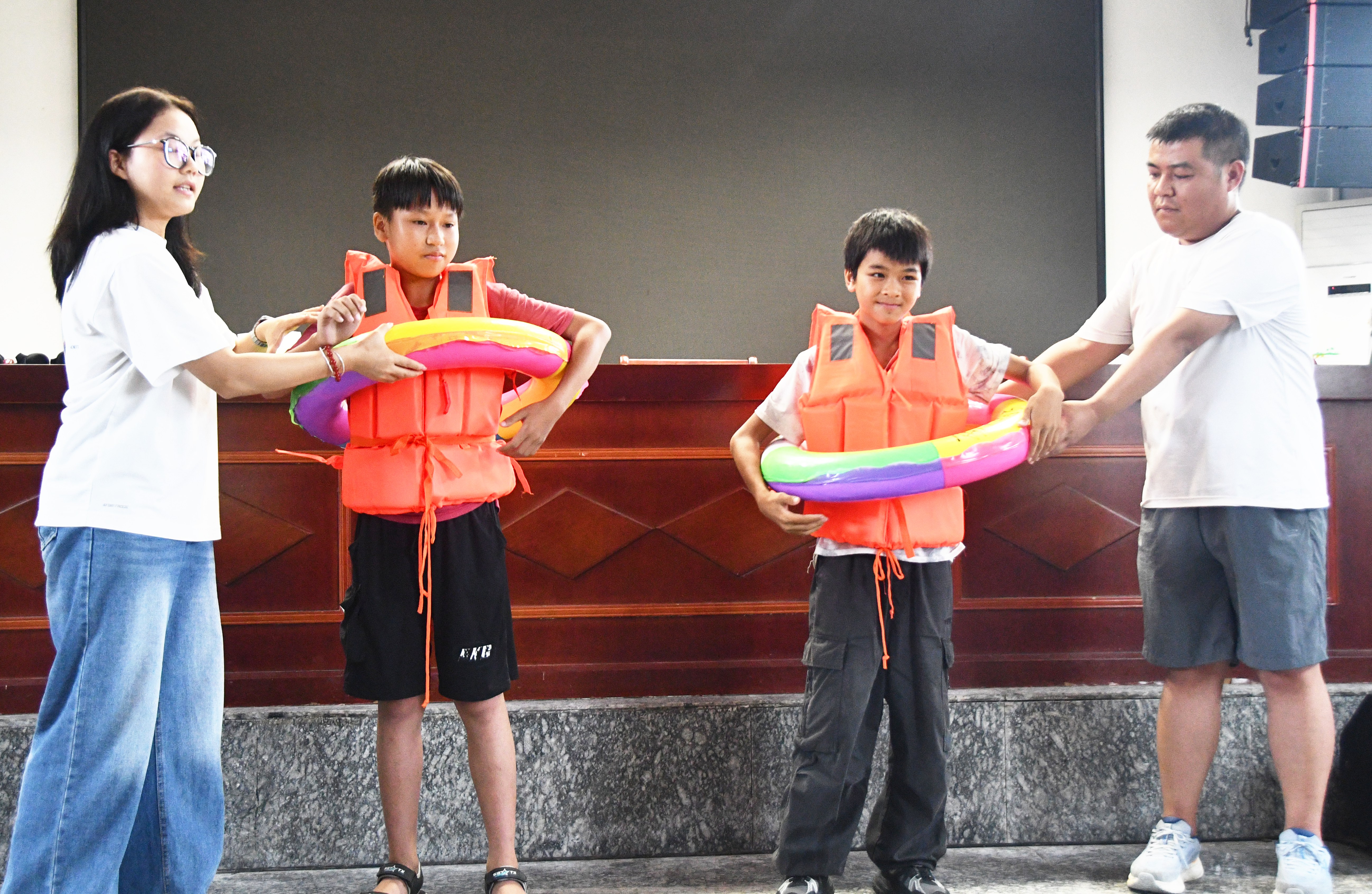 在湖南省永州市江永县潇浦镇允山中心小学，老师给学生讲解救生圈救生衣使用方法。田如瑞摄 (4).JPG