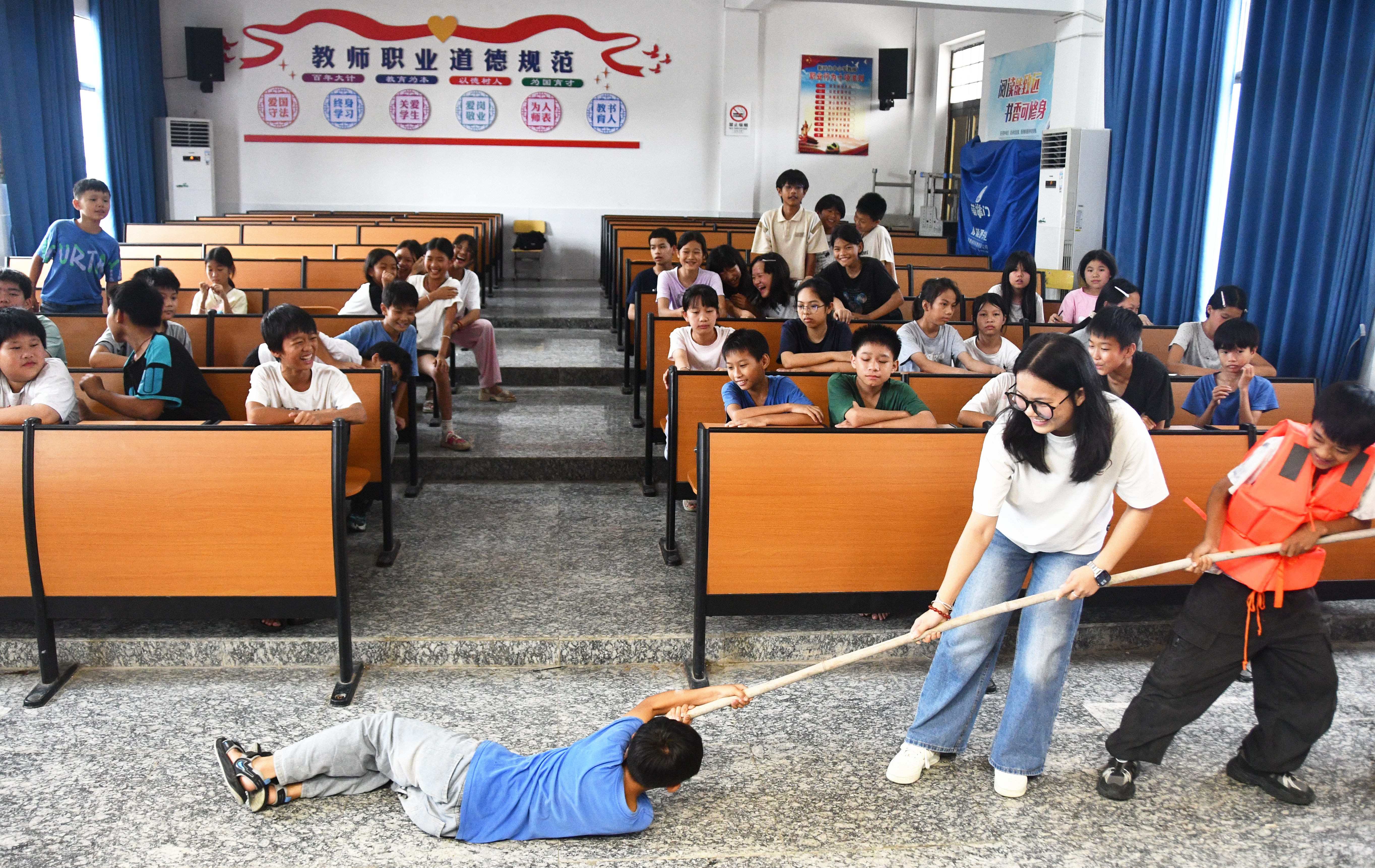 6月25日，在湖南省永州市江永县潇浦镇允山中心小学，老师给学生讲解溺水施救方法。田如瑞摄.JPG