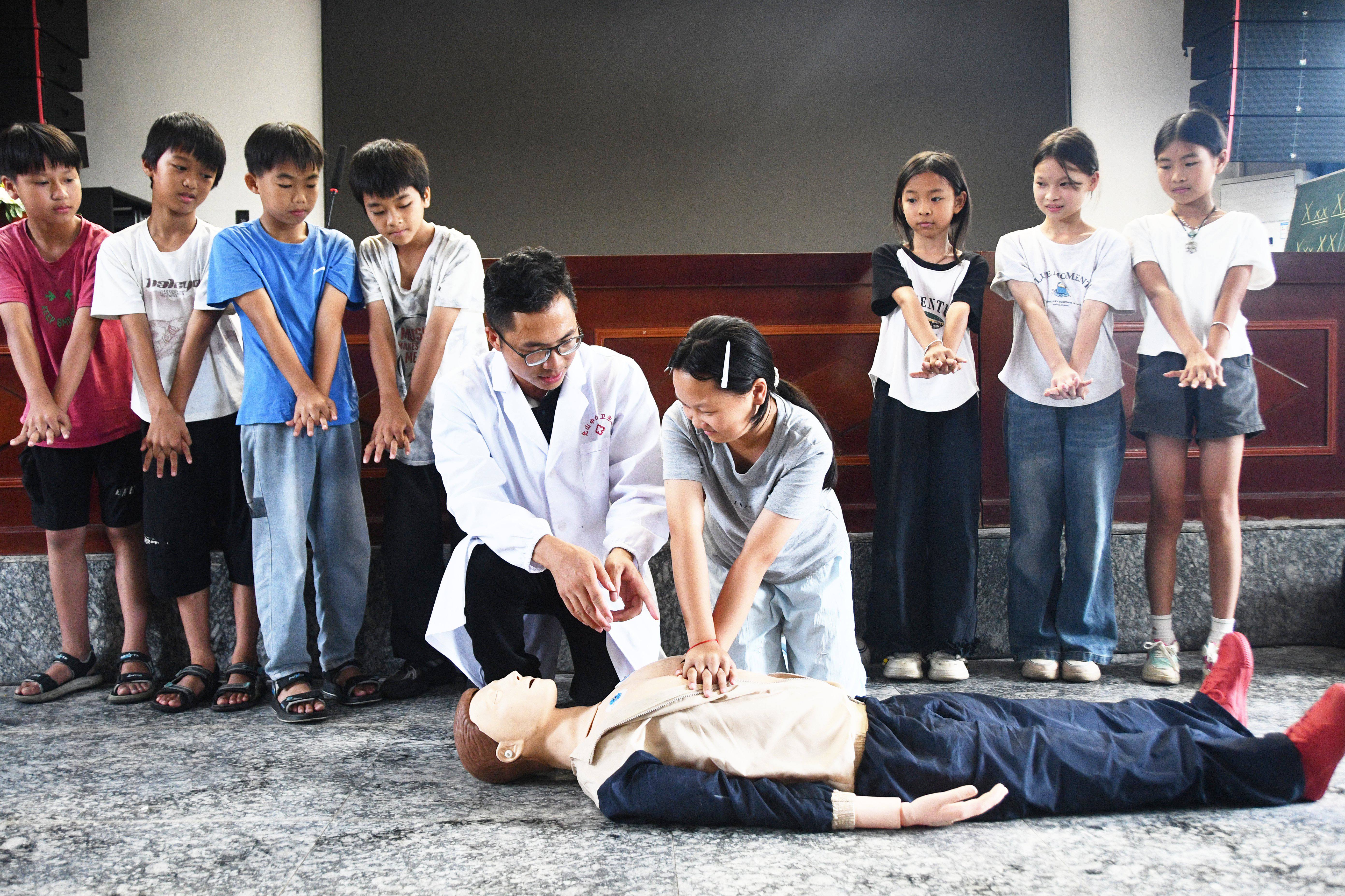 6月25日，在湖南省永州市江永县潇浦镇允山中心小学，学生在学习心肺复苏急救方法。田如瑞摄.JPG