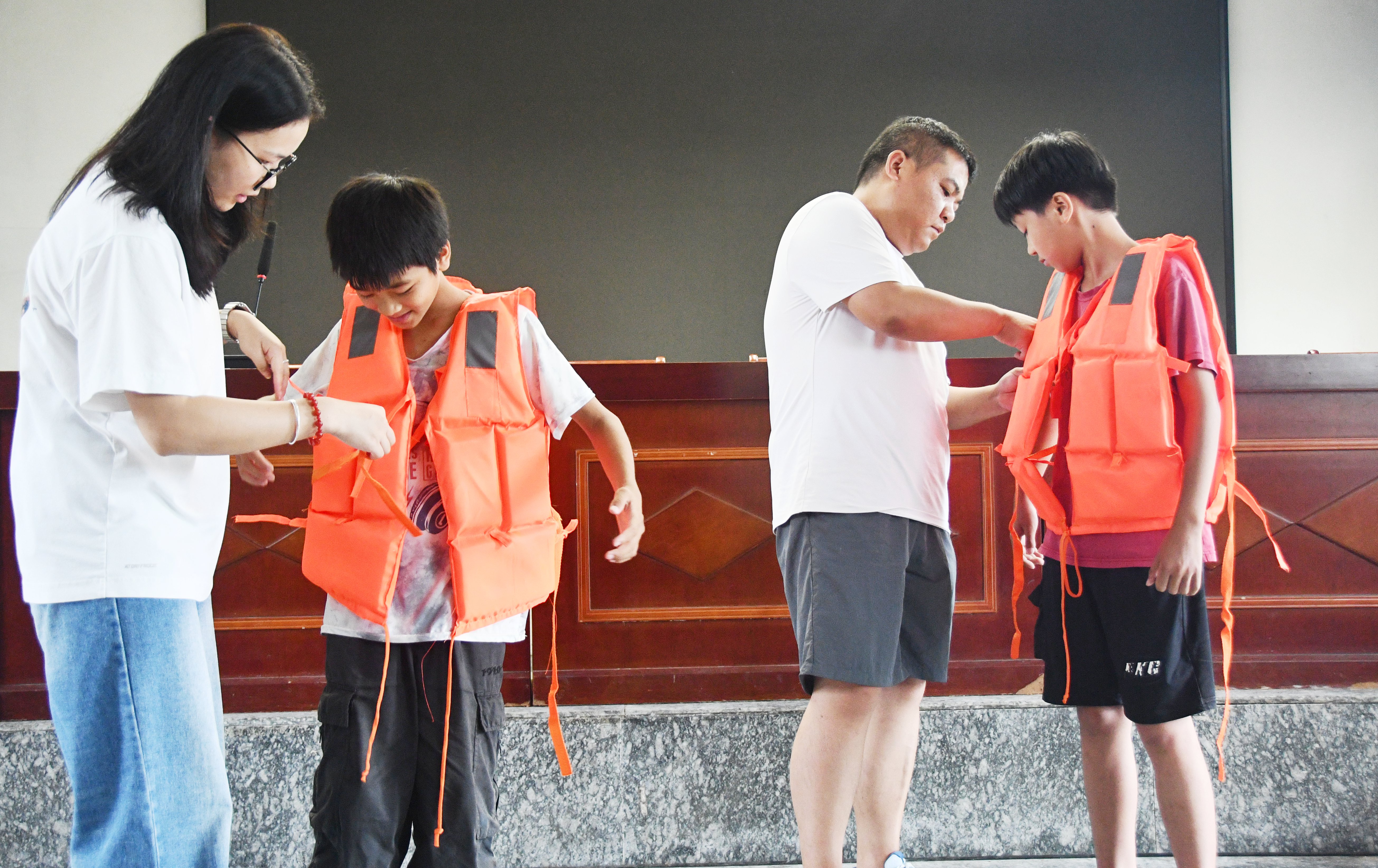 在湖南省永州市江永县潇浦镇允山中心小学，老师给学生讲解救生圈救生衣使用方法。田如瑞摄 (3).JPG