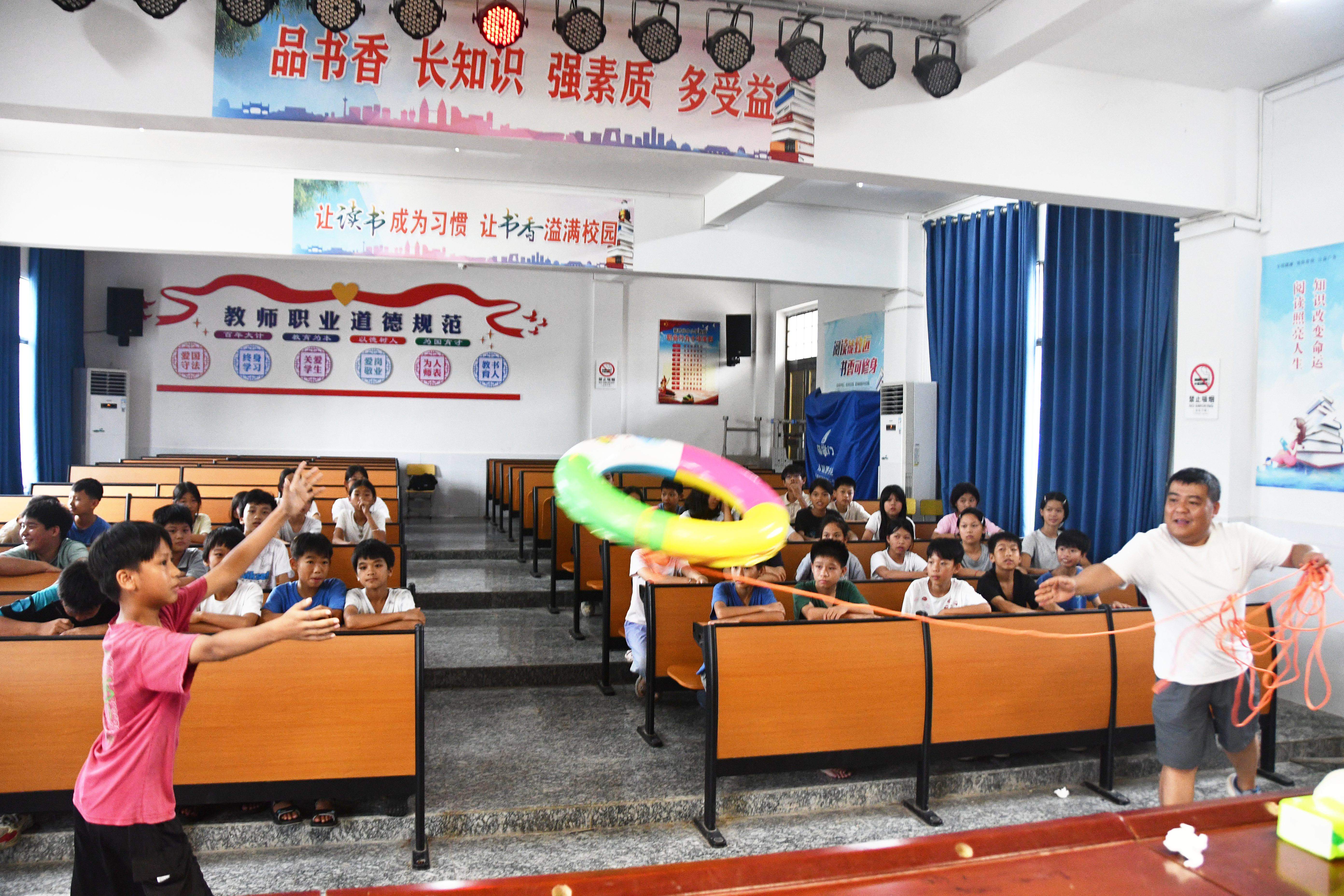 6月25日，在湖南省永州市江永县潇浦镇允山中心小学，老师给学生讲解溺水施救方法。田如瑞摄 (2).JPG