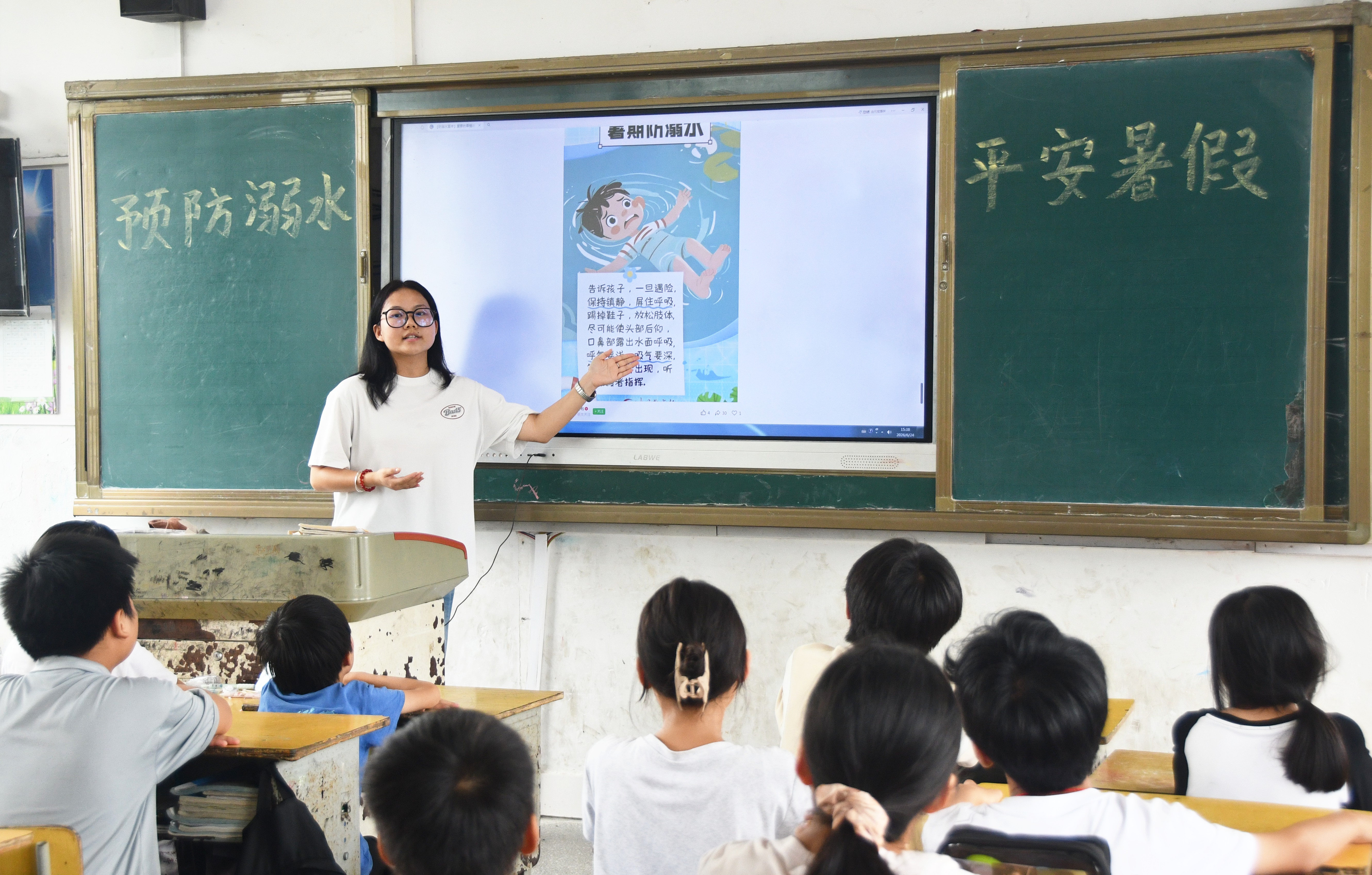 在湖南省永州市江永县潇浦镇允山中心小学，老师给学生讲解救生圈救生衣使用方法。田如瑞摄 (5).JPG