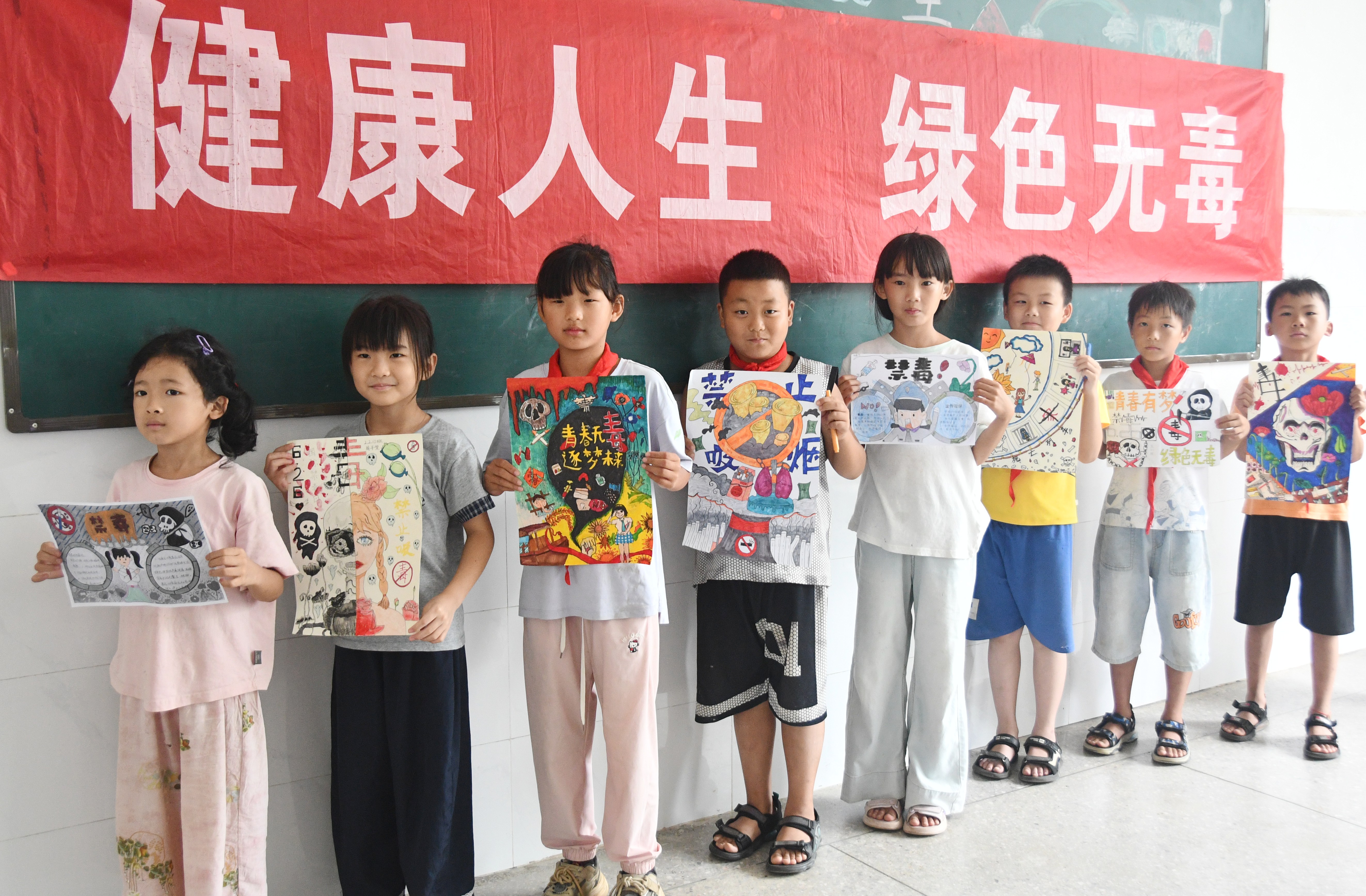 6月26日，湖南省永州市江永县海相希望小学，学生在展示“全民禁毒 从我做起”主题手抄报。田如瑞摄 (3).JPG