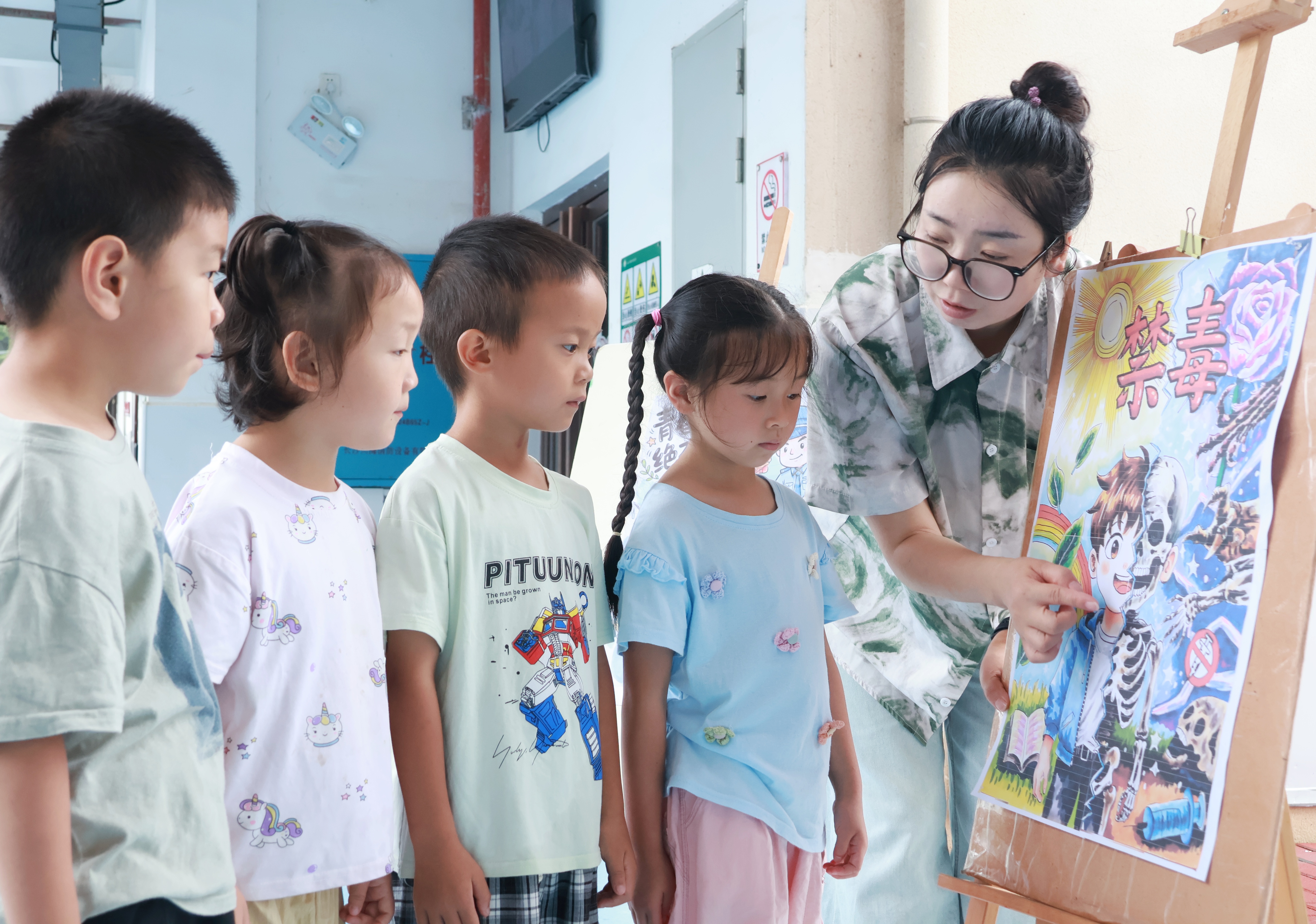  6月26日，湖南省永州市江永县工业集中区幼儿园，老师给孩子们讲解毒品危害知识。田如瑞摄 (3).jpg
