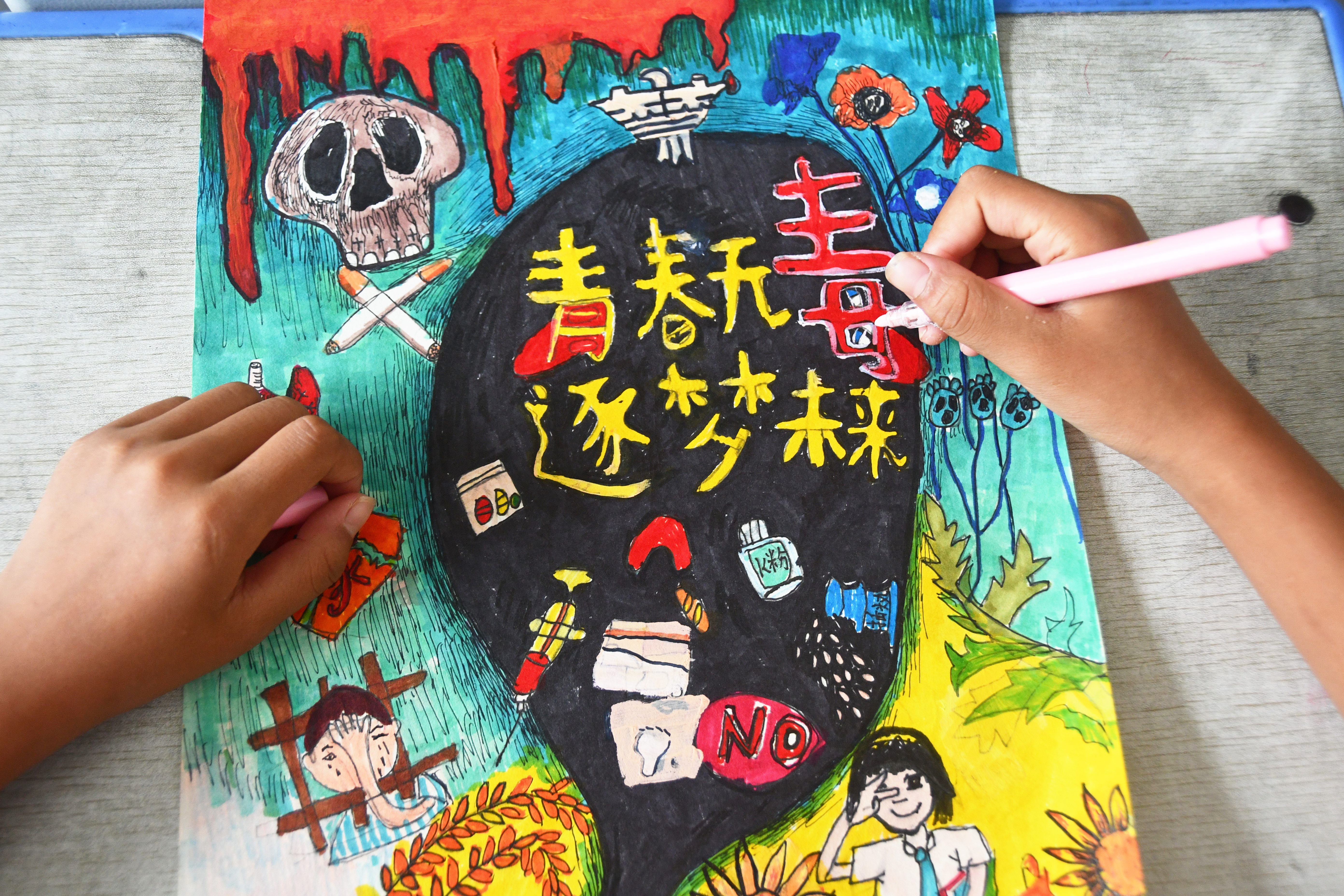 6月26日，湖南省永州市江永县海相希望小学，学生在创作“全民禁毒 从我做起”主题绘画。田如瑞摄.JPG