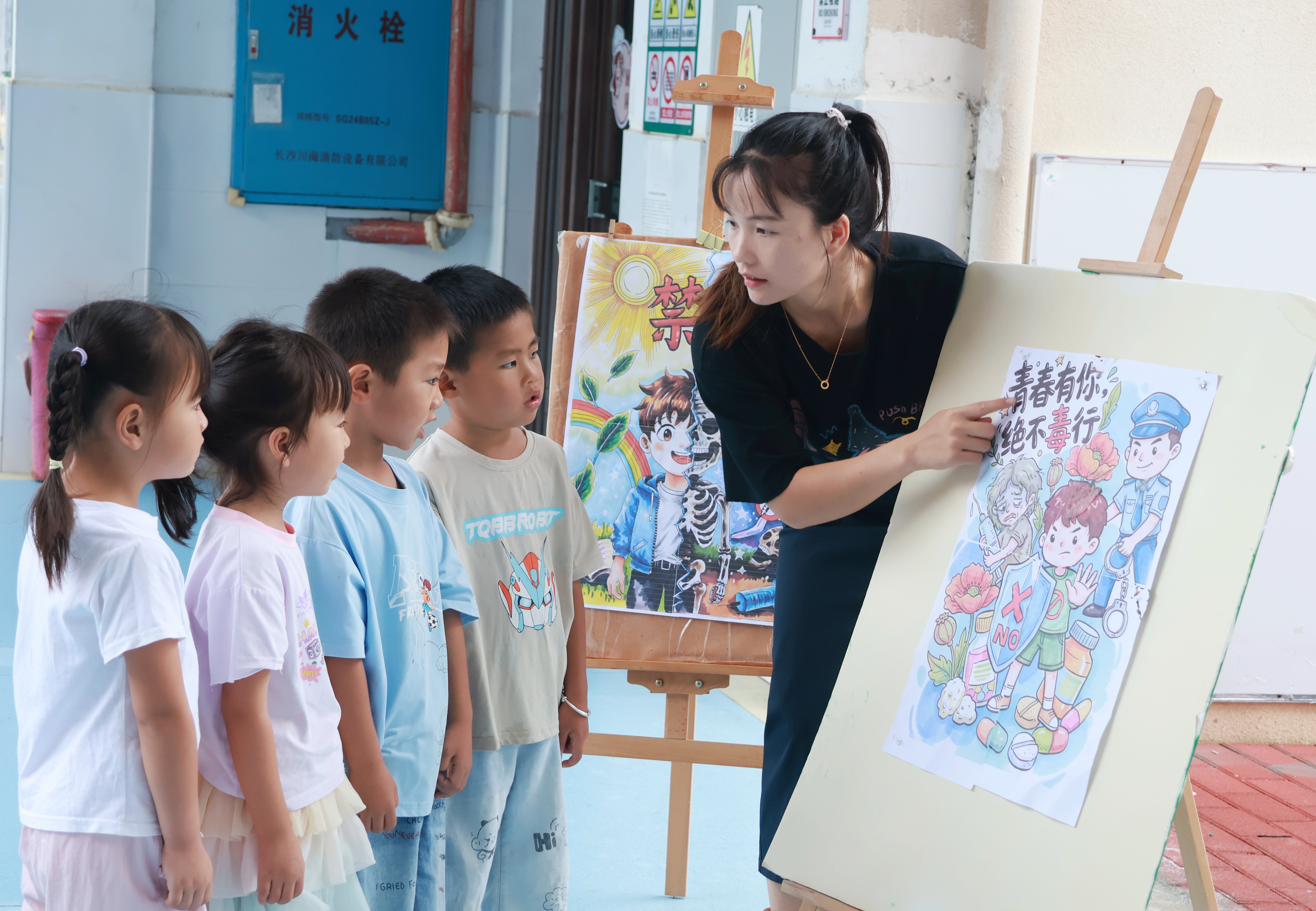  6月26日，湖南省永州市江永县工业集中区幼儿园，老师给孩子们讲解毒品危害知识。田如瑞摄 2 (2).jpg