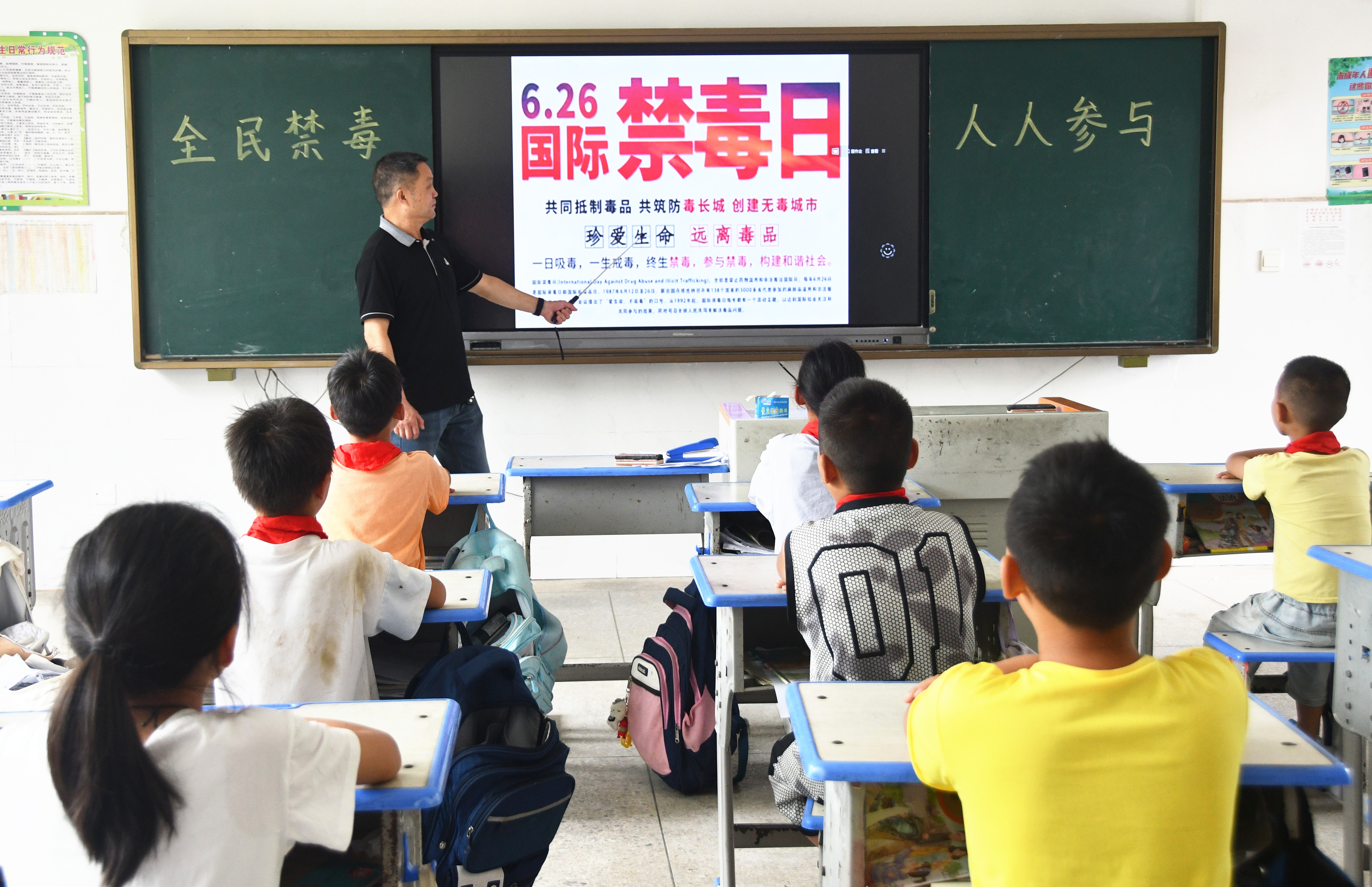 6月26日，湖南省永州市江永县海相希望小学，老师给学生讲解国际禁毒日的来历。.JPG