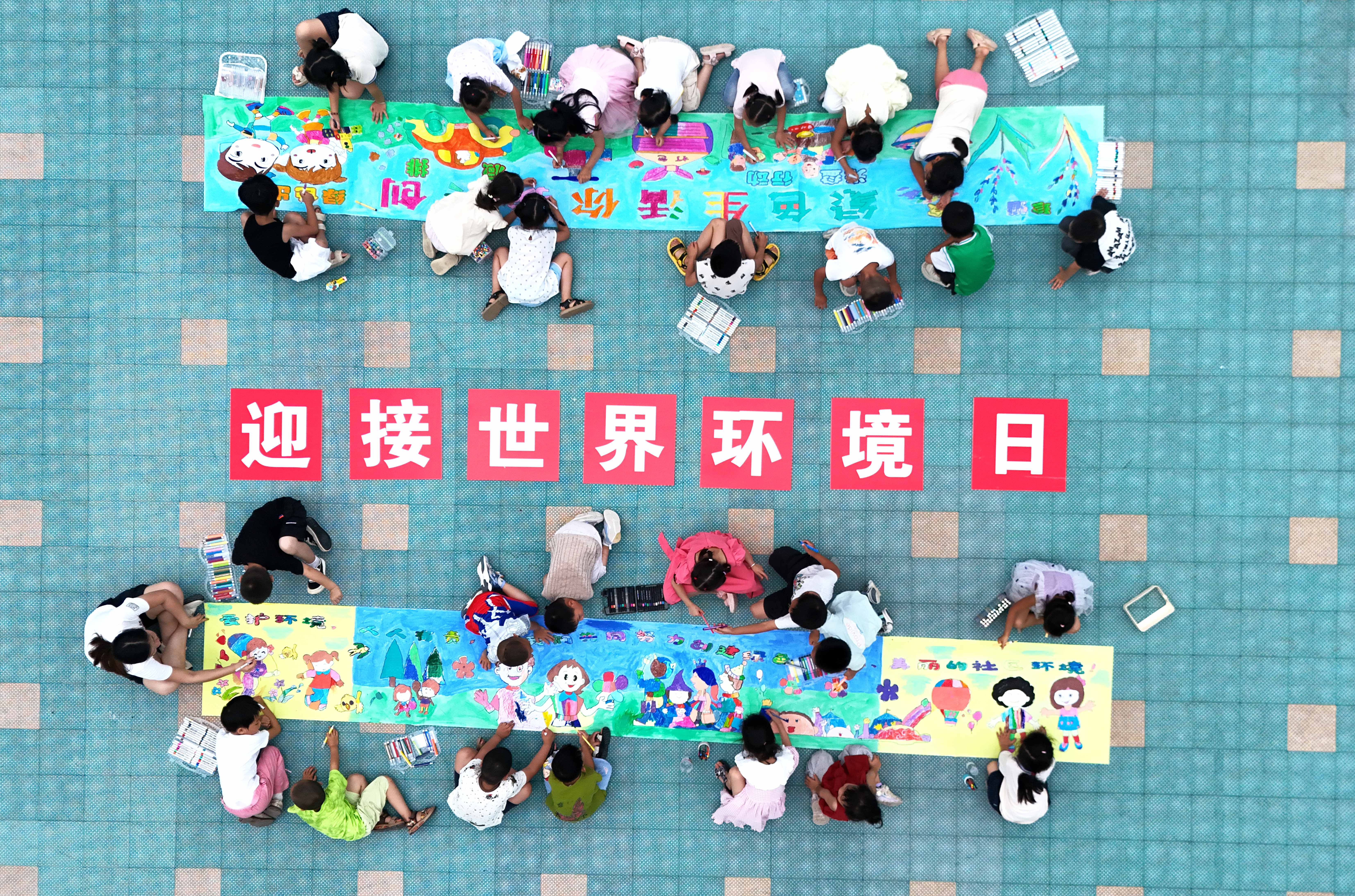 6月4日，湖南省永州市江永县桃川镇中心幼儿园，小朋友在“世界环境日”主题活动中绘画。田如瑞摄 (1).JPG
