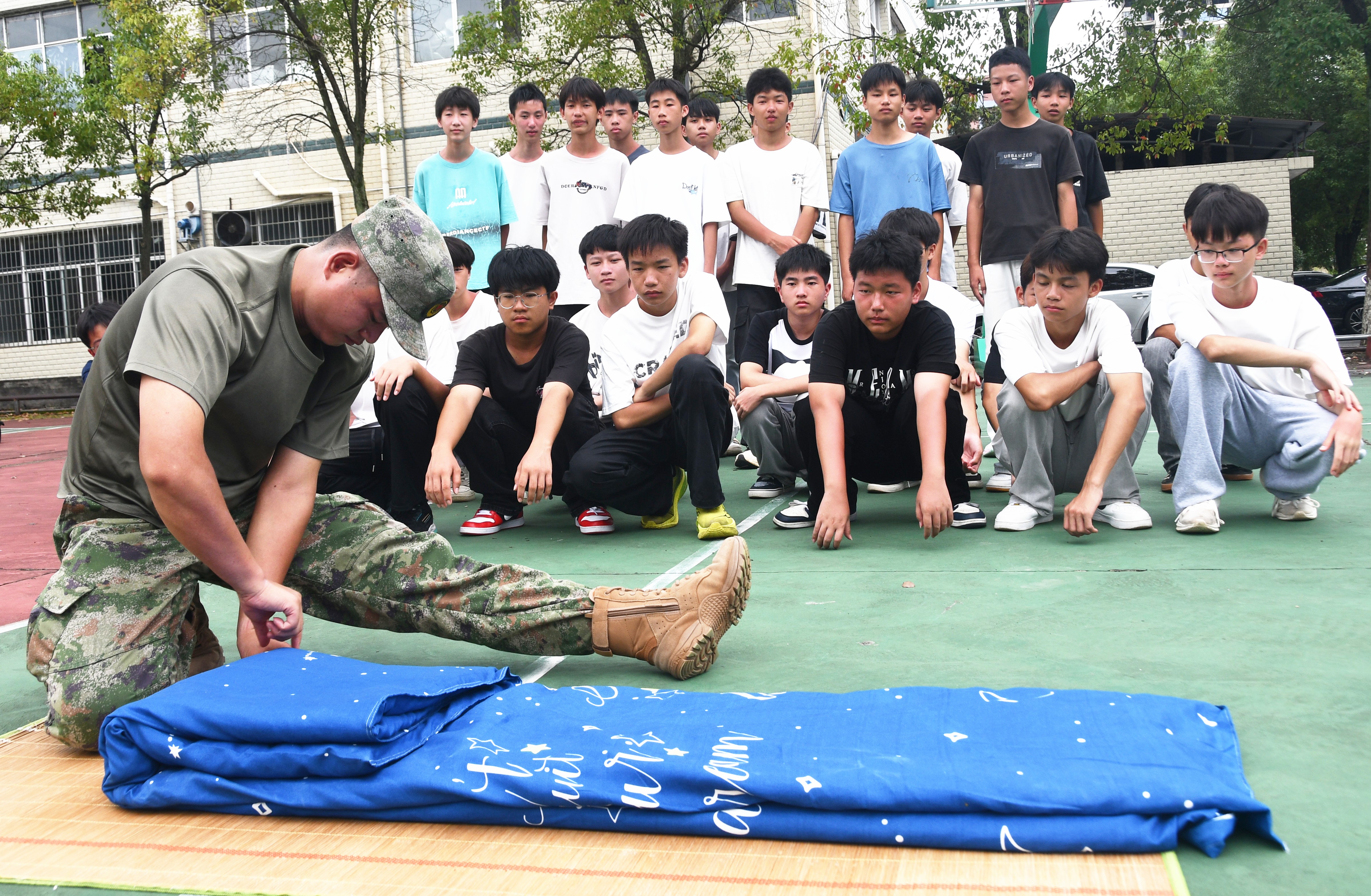 8月25日，湖南省永州市江永县第三中学，教官在示范整理内务。田如瑞摄.JPG