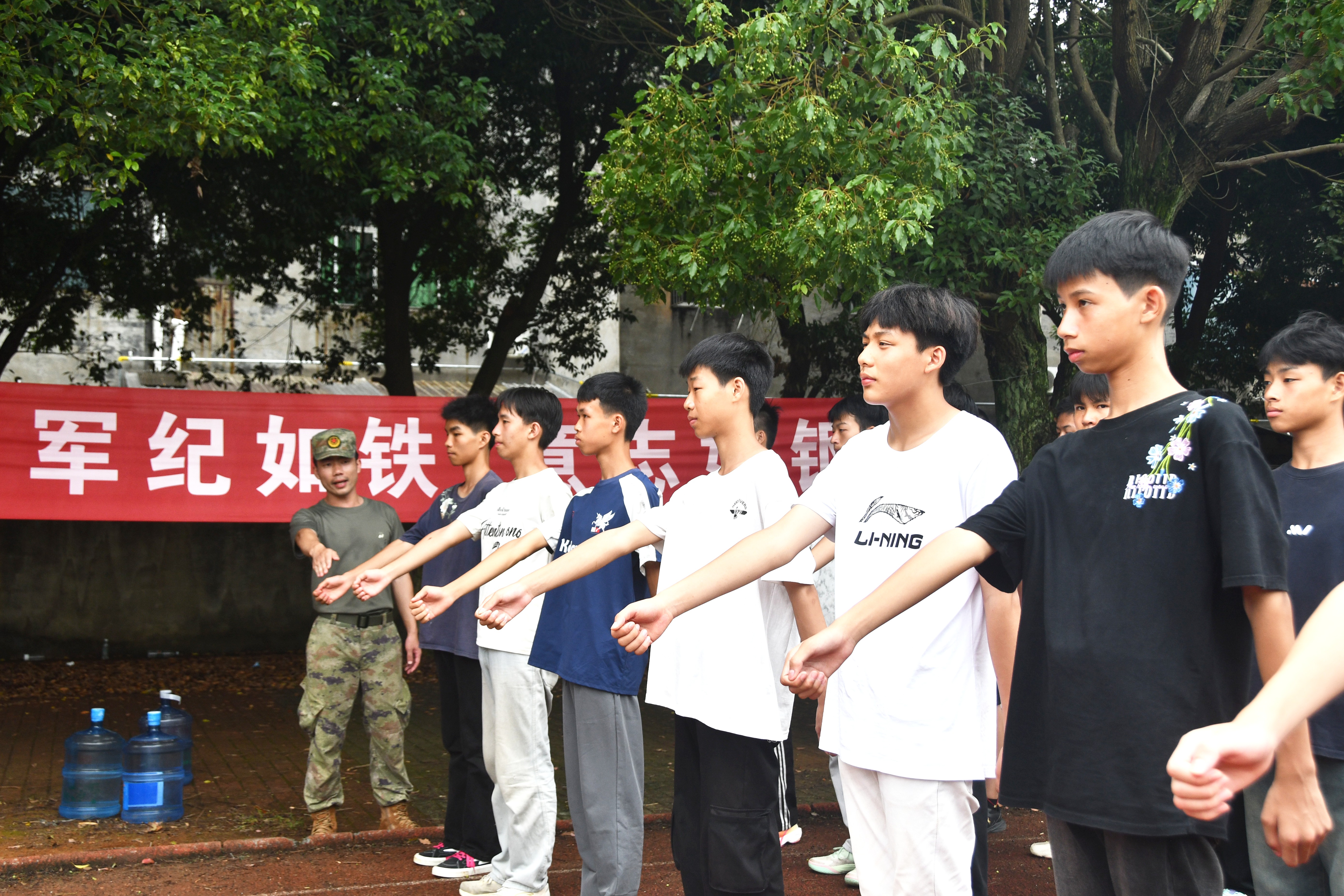 8月25日，湖南省永州市江永县第三中学，高一年级新生在参加军训。田如瑞摄 (14).JPG