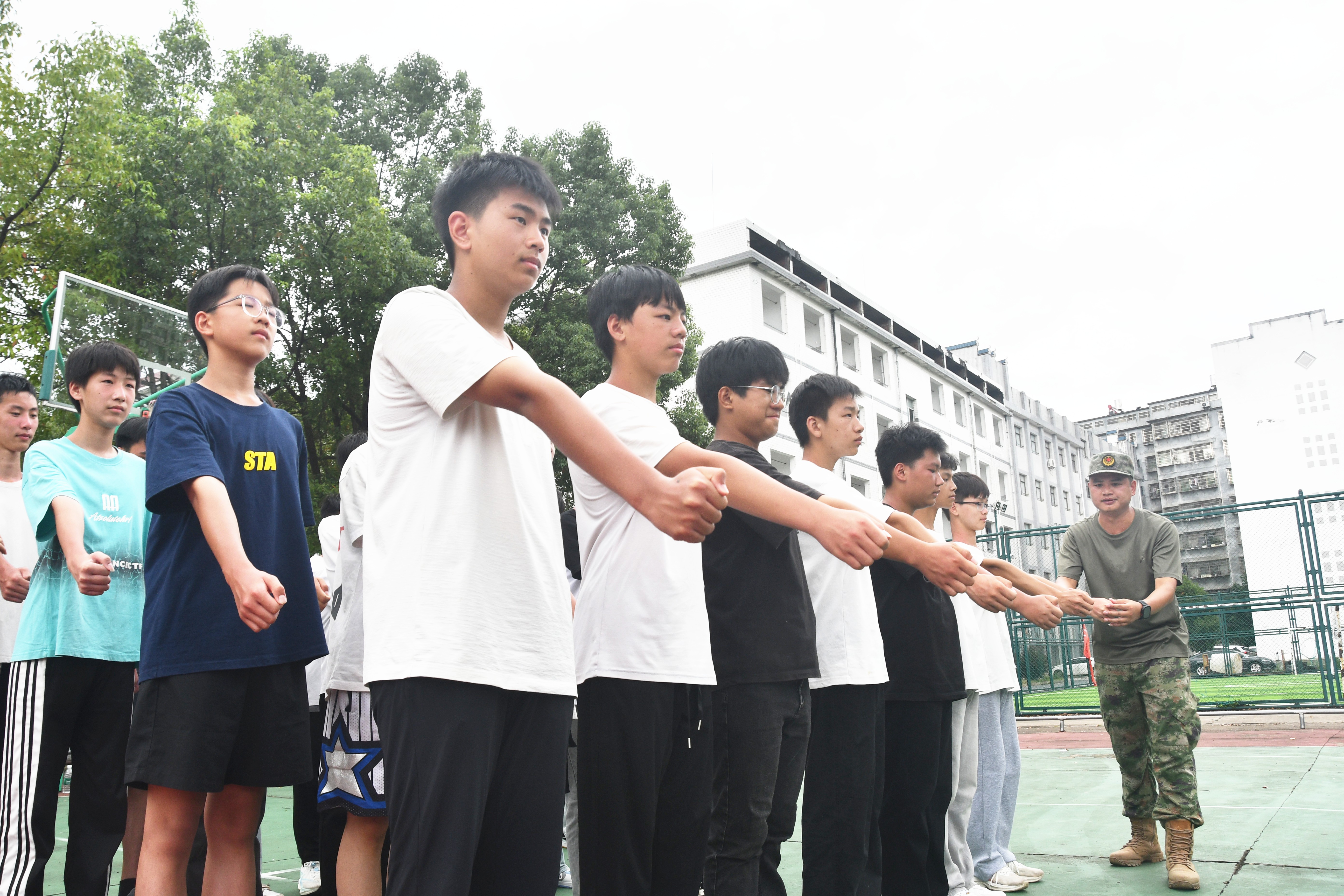 8月25日，湖南省永州市江永县第三中学，高一年级新生在参加军训。田如瑞摄 (3).JPG