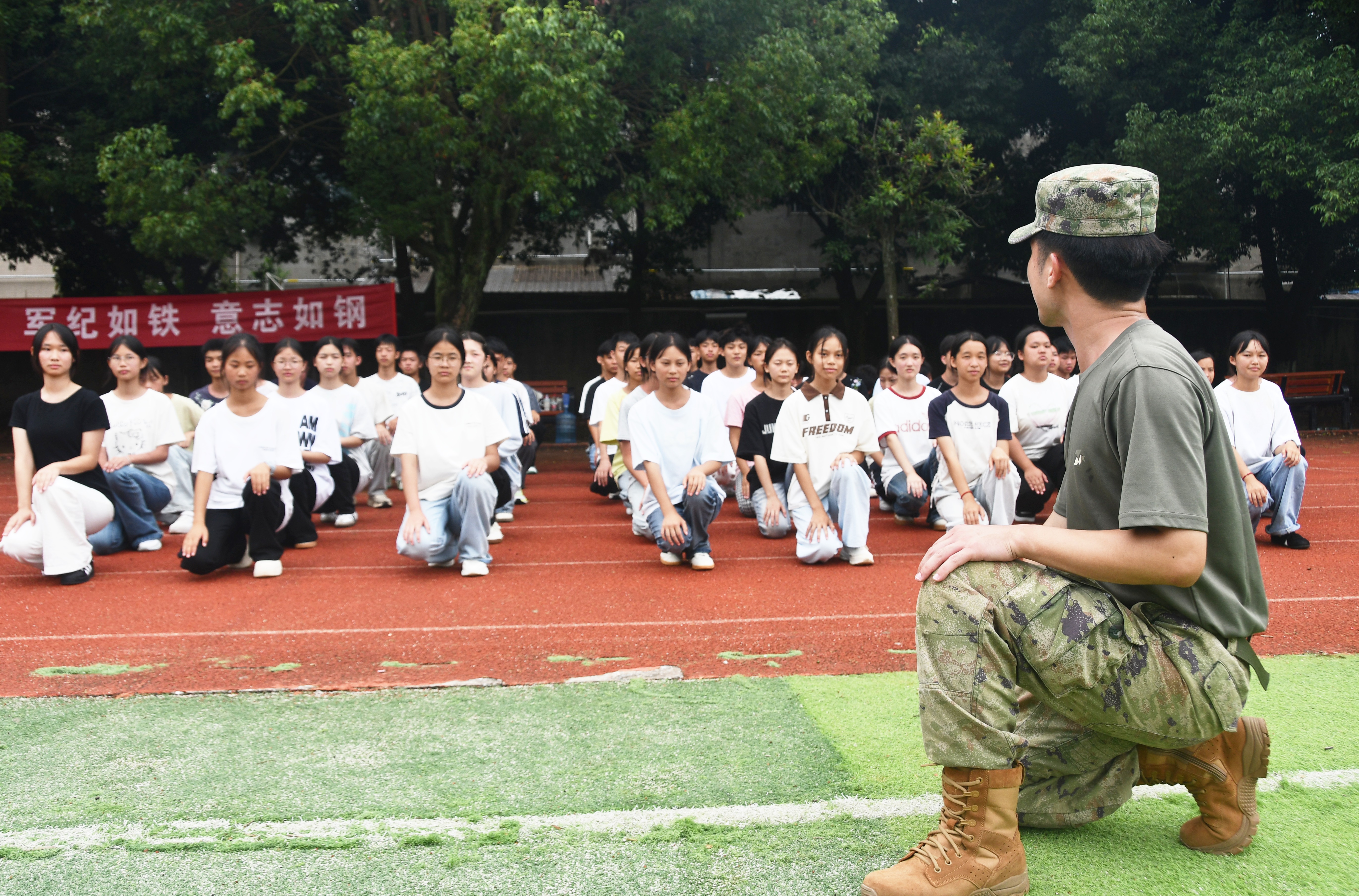 8月25日，湖南省永州市江永县第三中学，高一年级新生在参加军训。田如瑞摄 (9).JPG