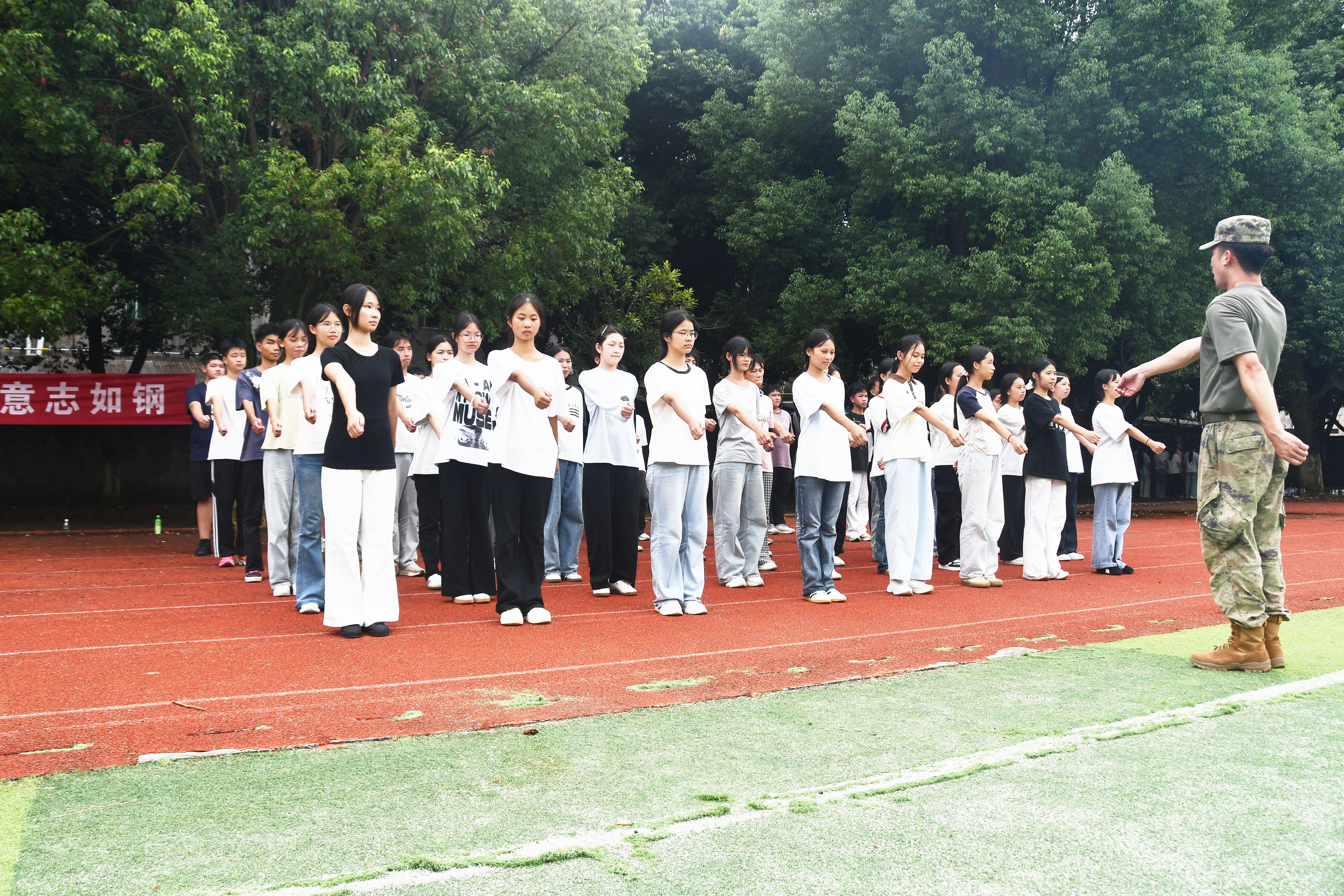 8月25日，湖南省永州市江永县第三中学，高一年级新生在参加军训。田如瑞摄 (6).JPG