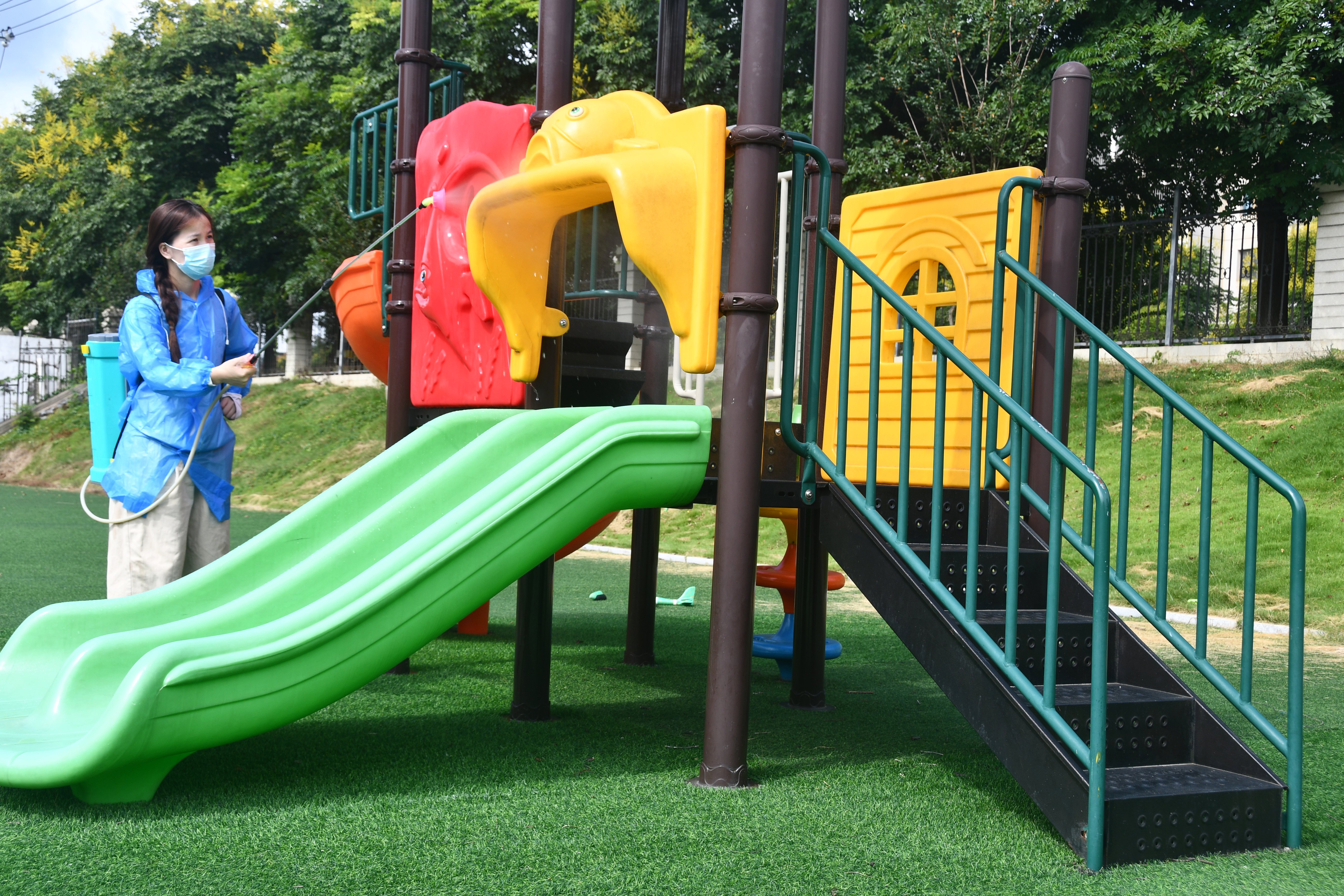 8月26日，湖南省永州市江永县工业集中区幼儿园老师在对儿童活动器材清洁。田如瑞摄 (1).JPG