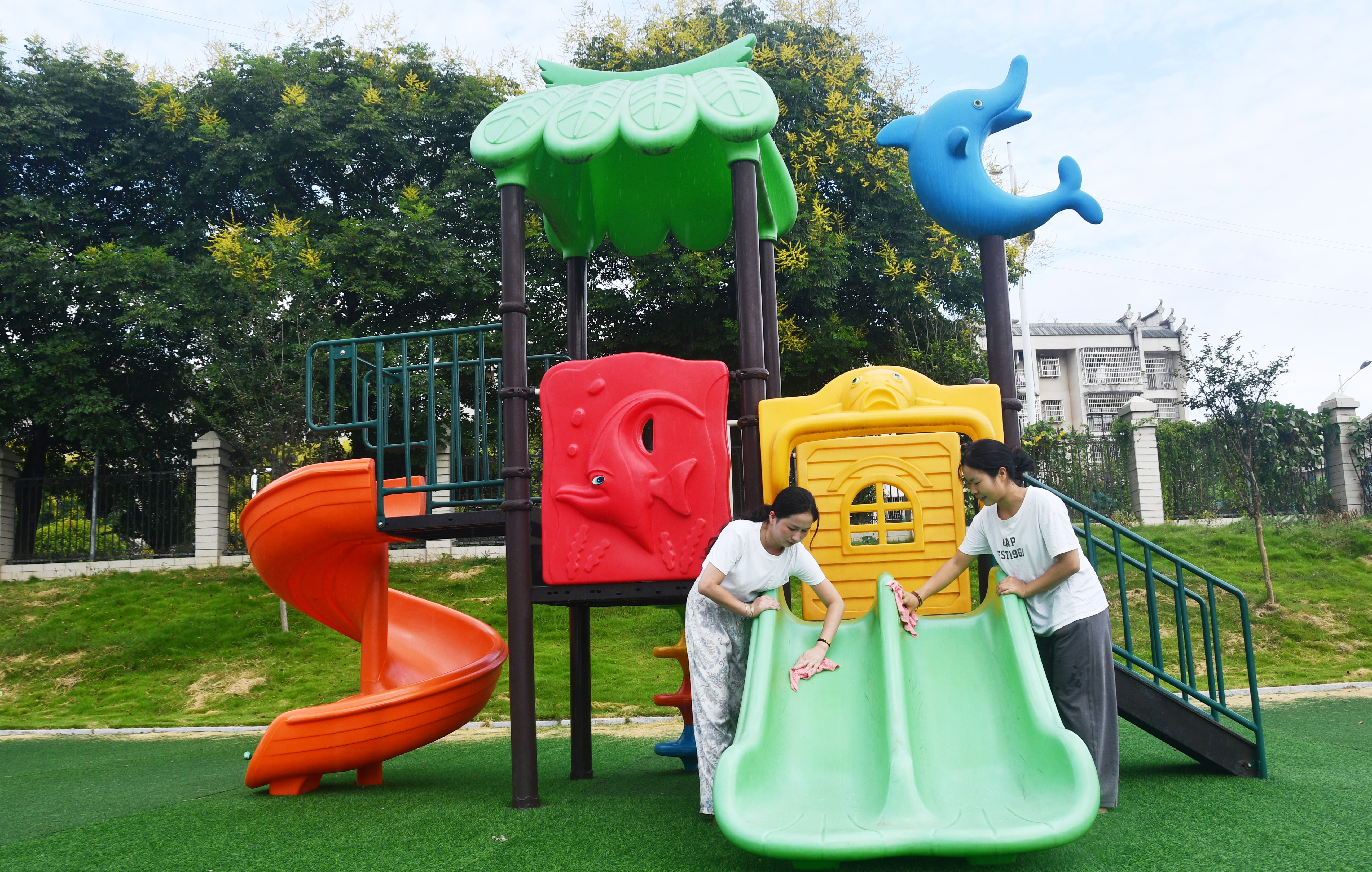 8月26日，湖南省永州市江永县工业集中区幼儿园老师在对儿童活动器材清洁。田如瑞摄 (6).JPG