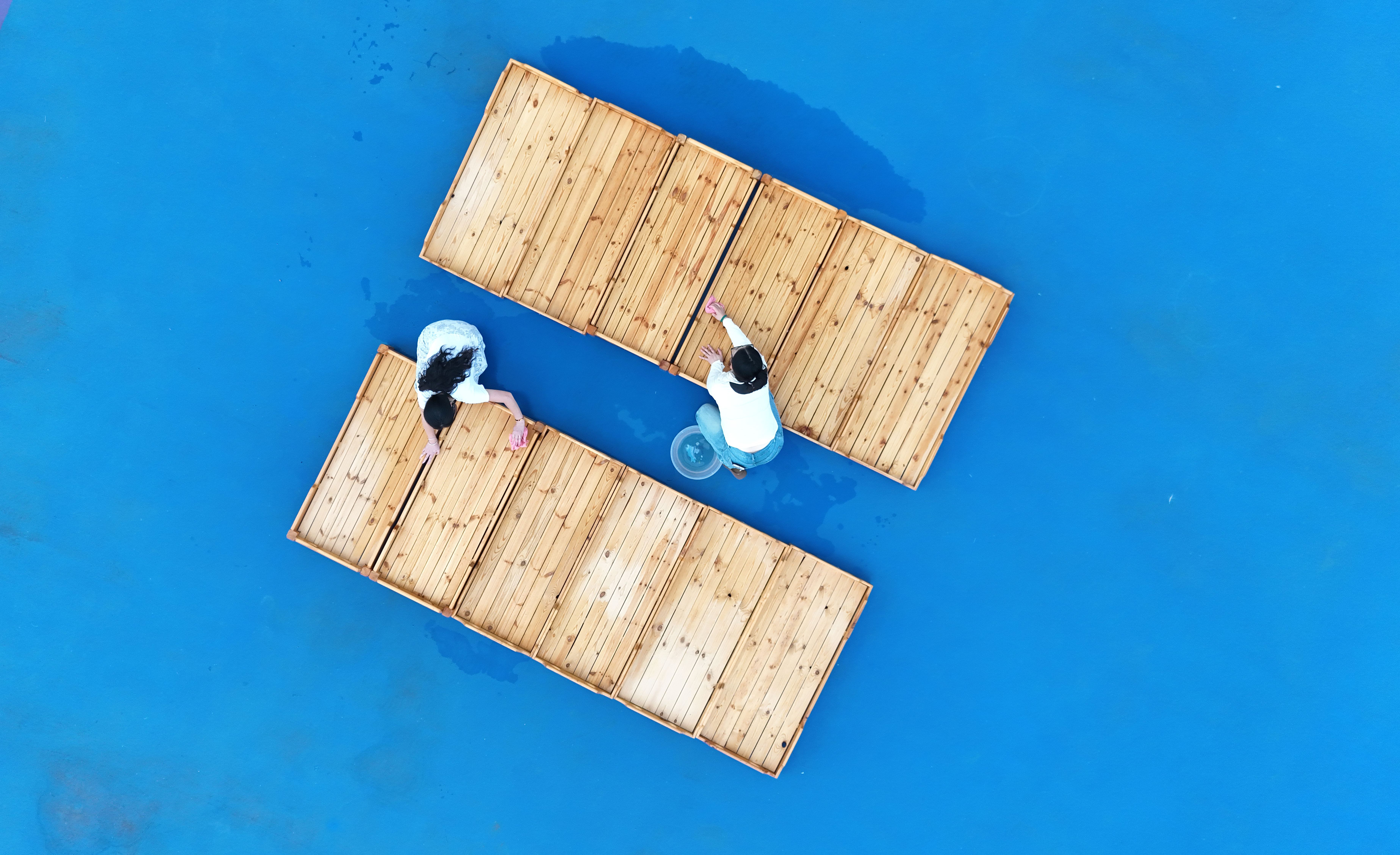 8月26日，湖南省永州市江永县工业集中区幼儿园老师在对儿童寝具消毒清洁。田如瑞摄  (5).JPG