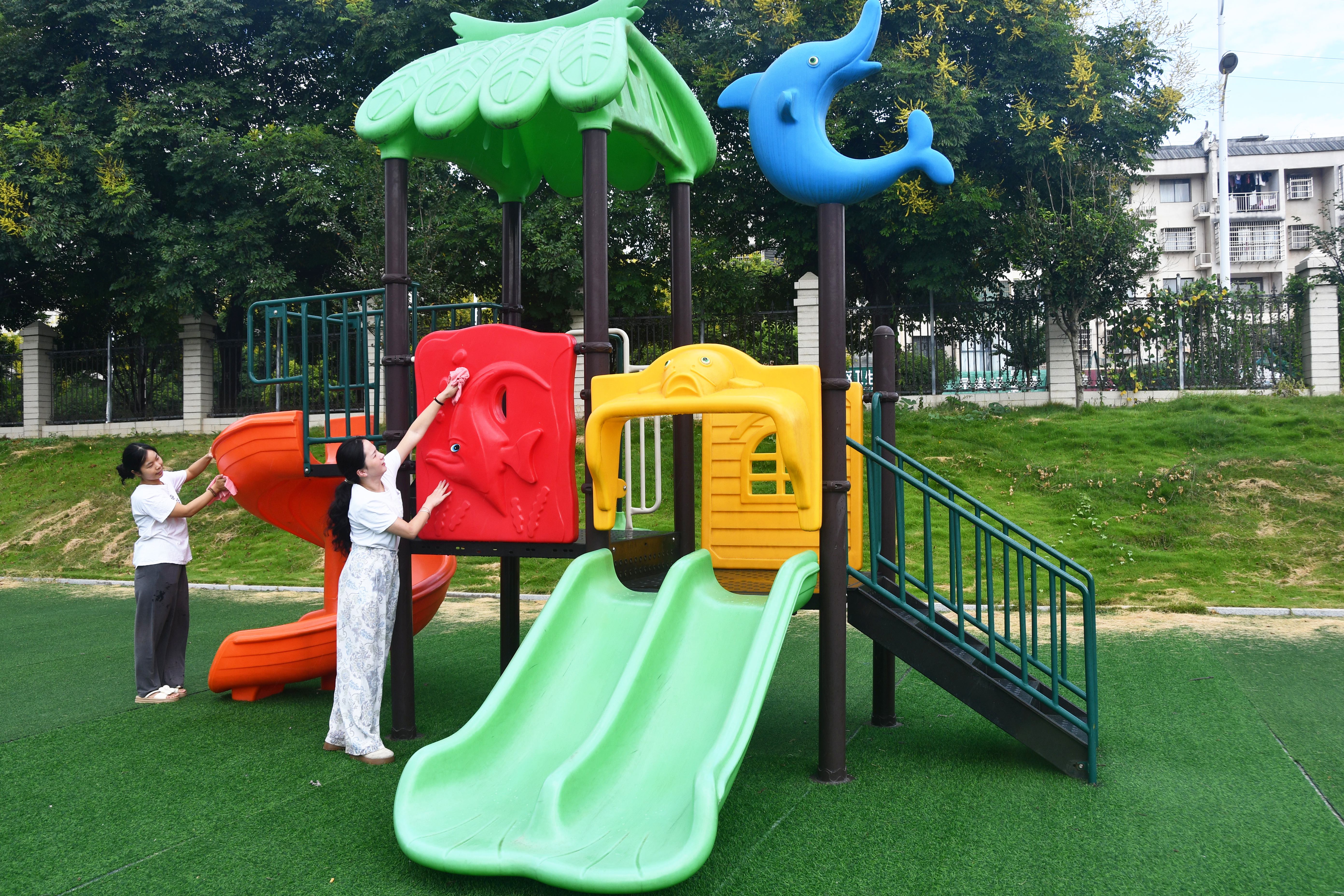 8月26日，湖南省永州市江永县工业集中区幼儿园老师在对儿童活动器材清洁。田如瑞摄 (5).JPG