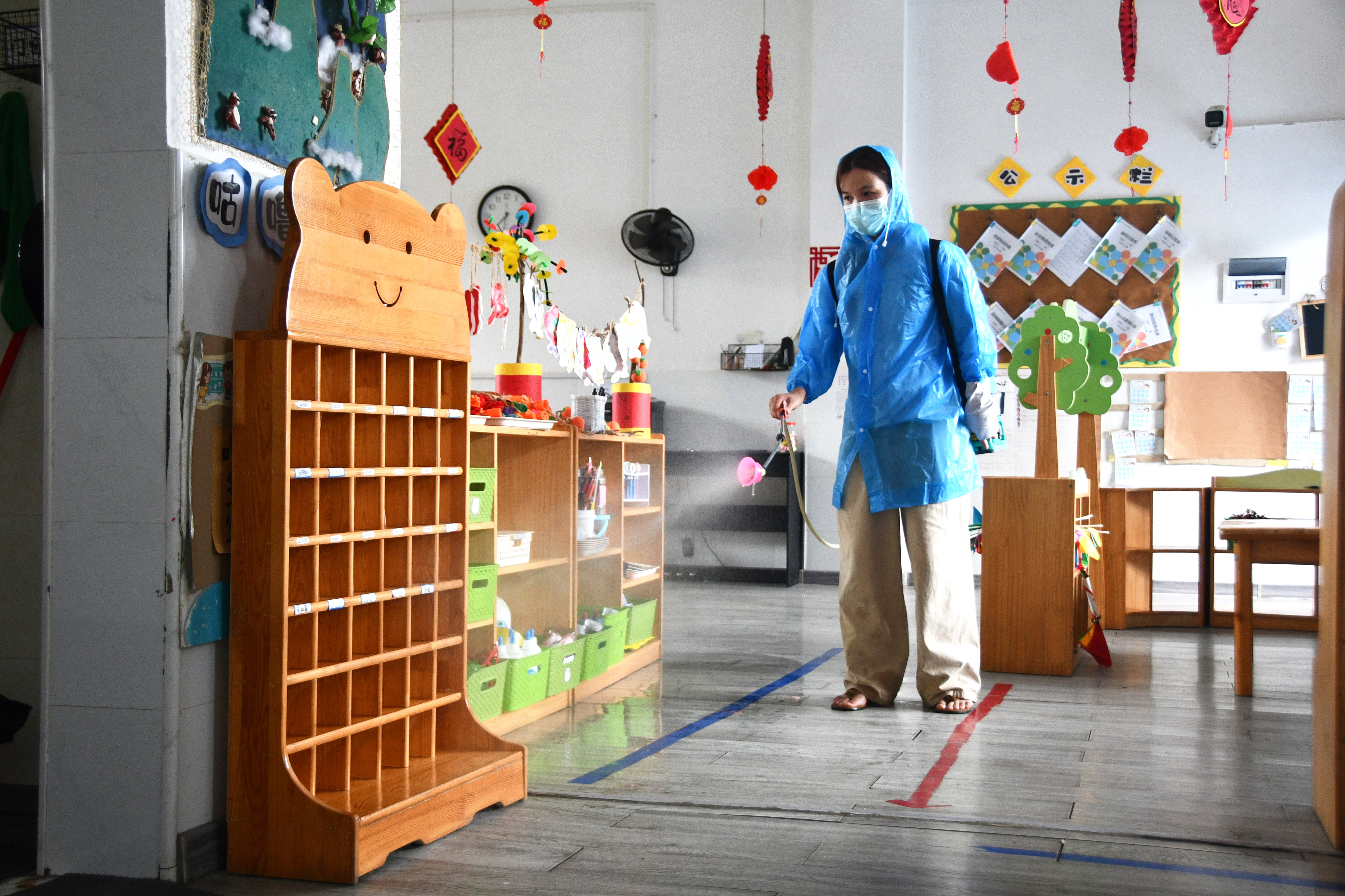8月26日，湖南省永州市江永县工业集中区幼儿园老师在对教室清洁。田如瑞摄.JPG