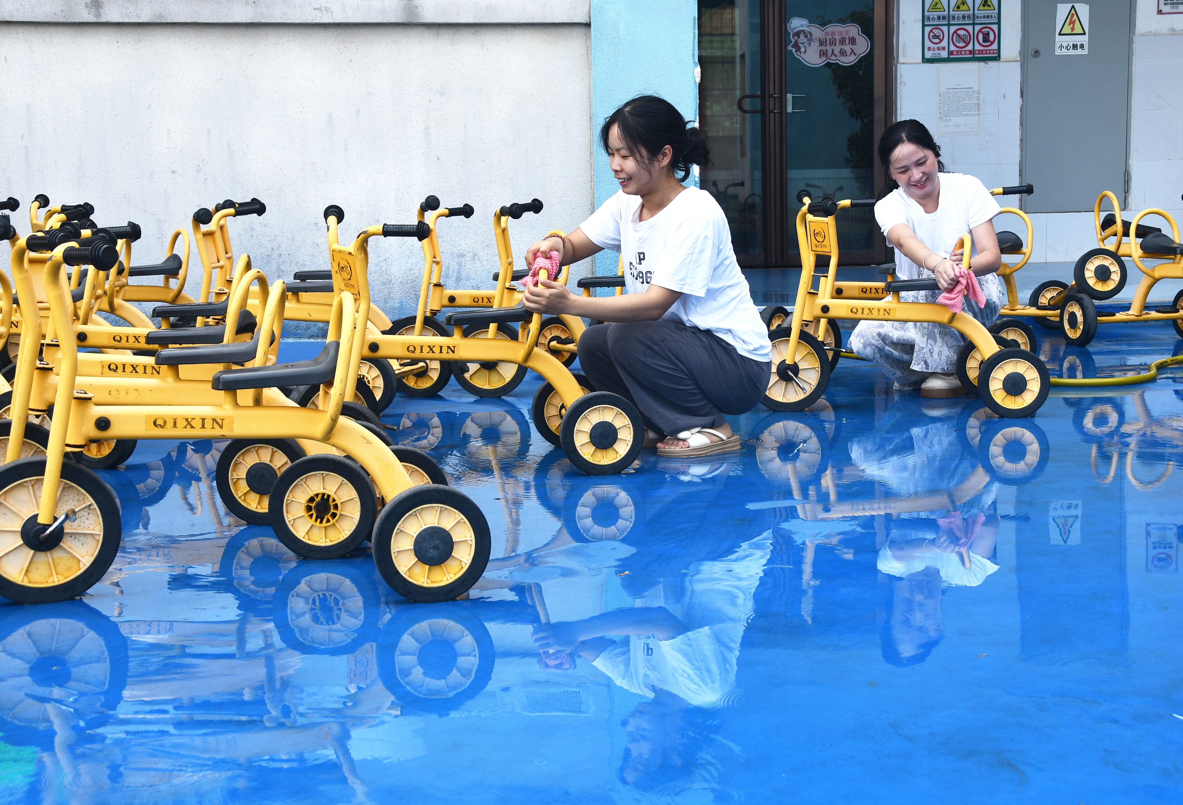 8月26日，湖南省永州市江永县工业集中区幼儿园老师在对儿童活动器材清洁。田如瑞摄 (4).JPG