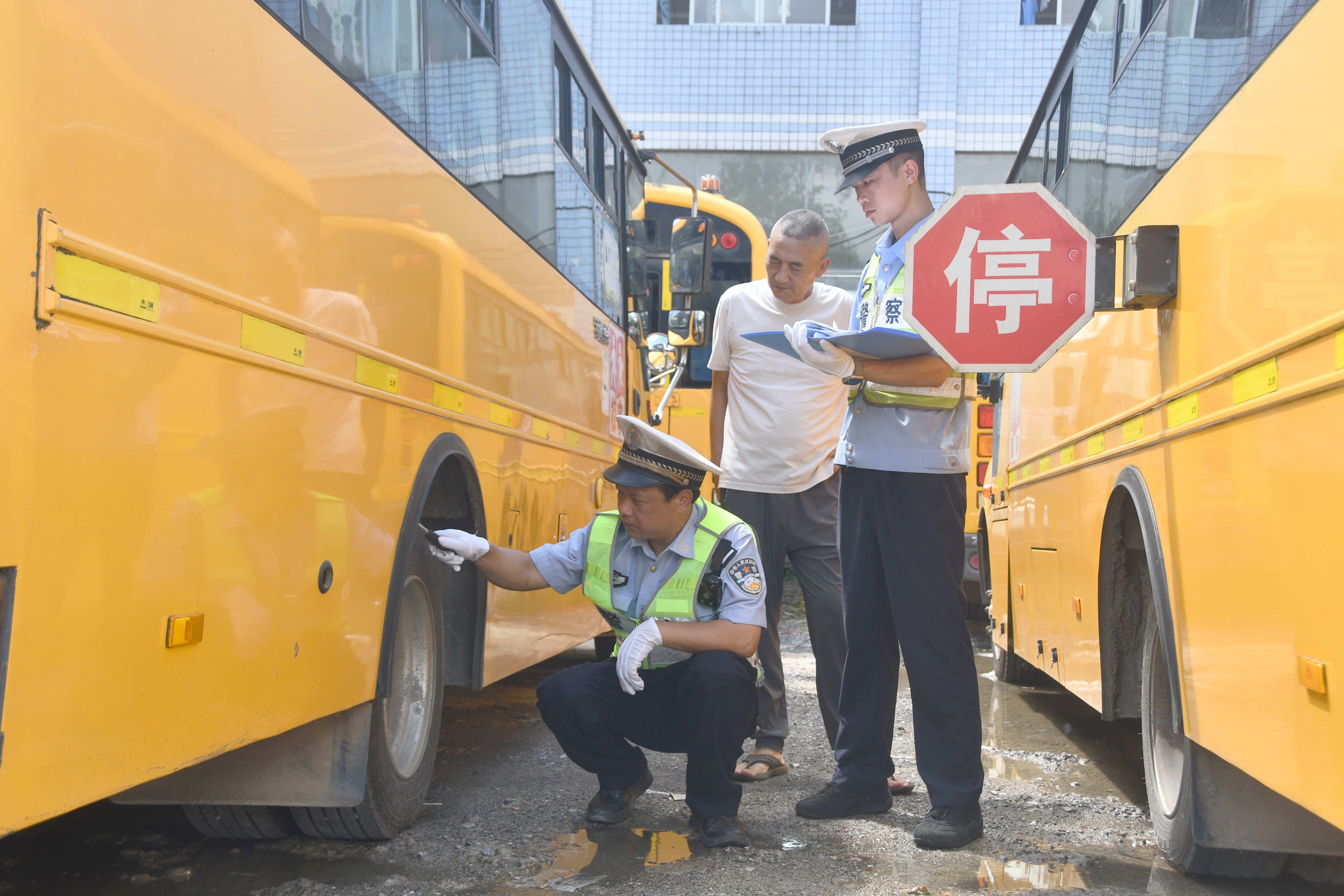8月28日，湖南省永州市江永县公安局交通管理大队桃川中队交警在检查校车。田如瑞摄 (8).JPG