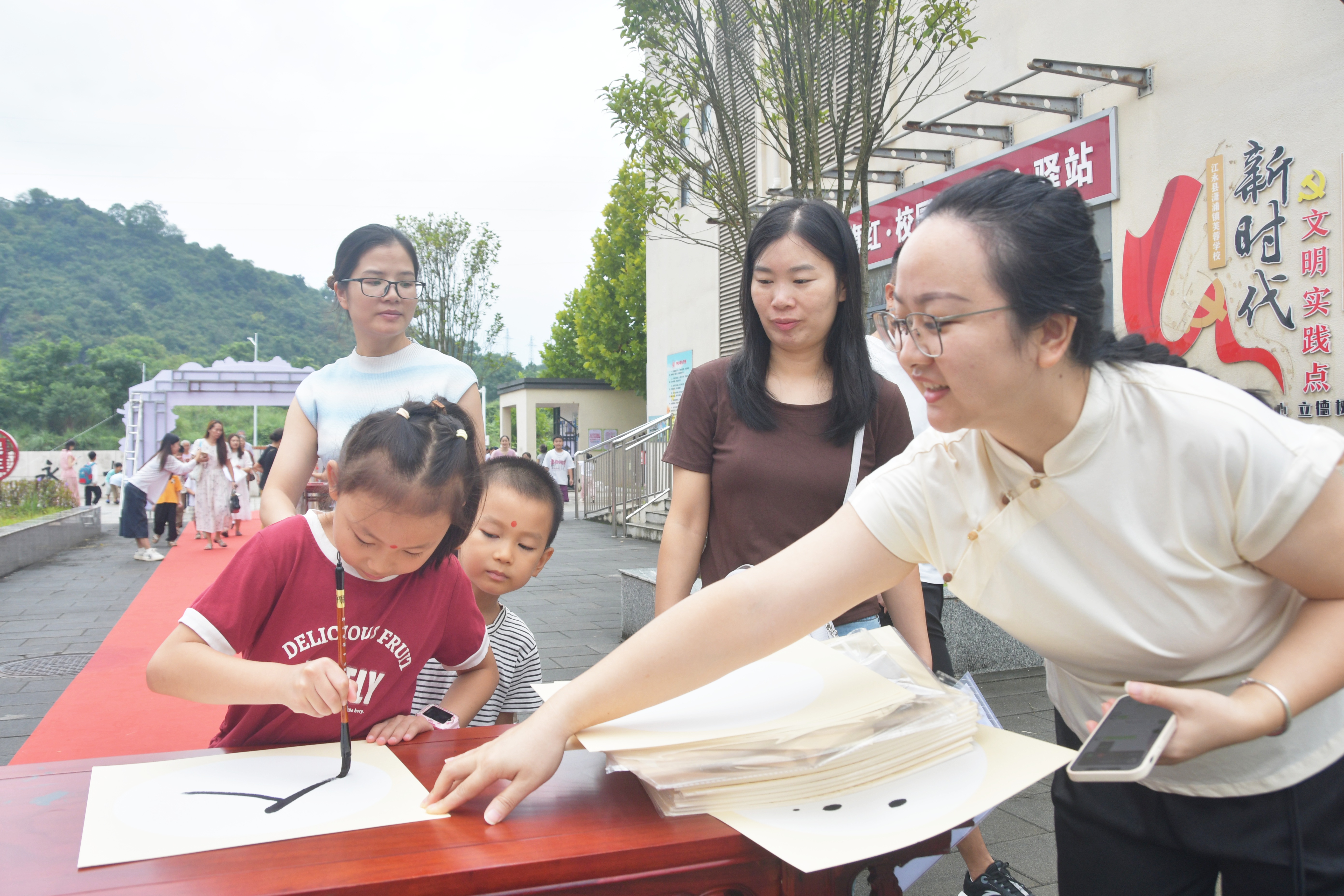 8月31日，湖南省永州市江永县潇浦镇芙蓉学校开学日活动上，一年级新生在书写“人”字。田如瑞摄.JPG
