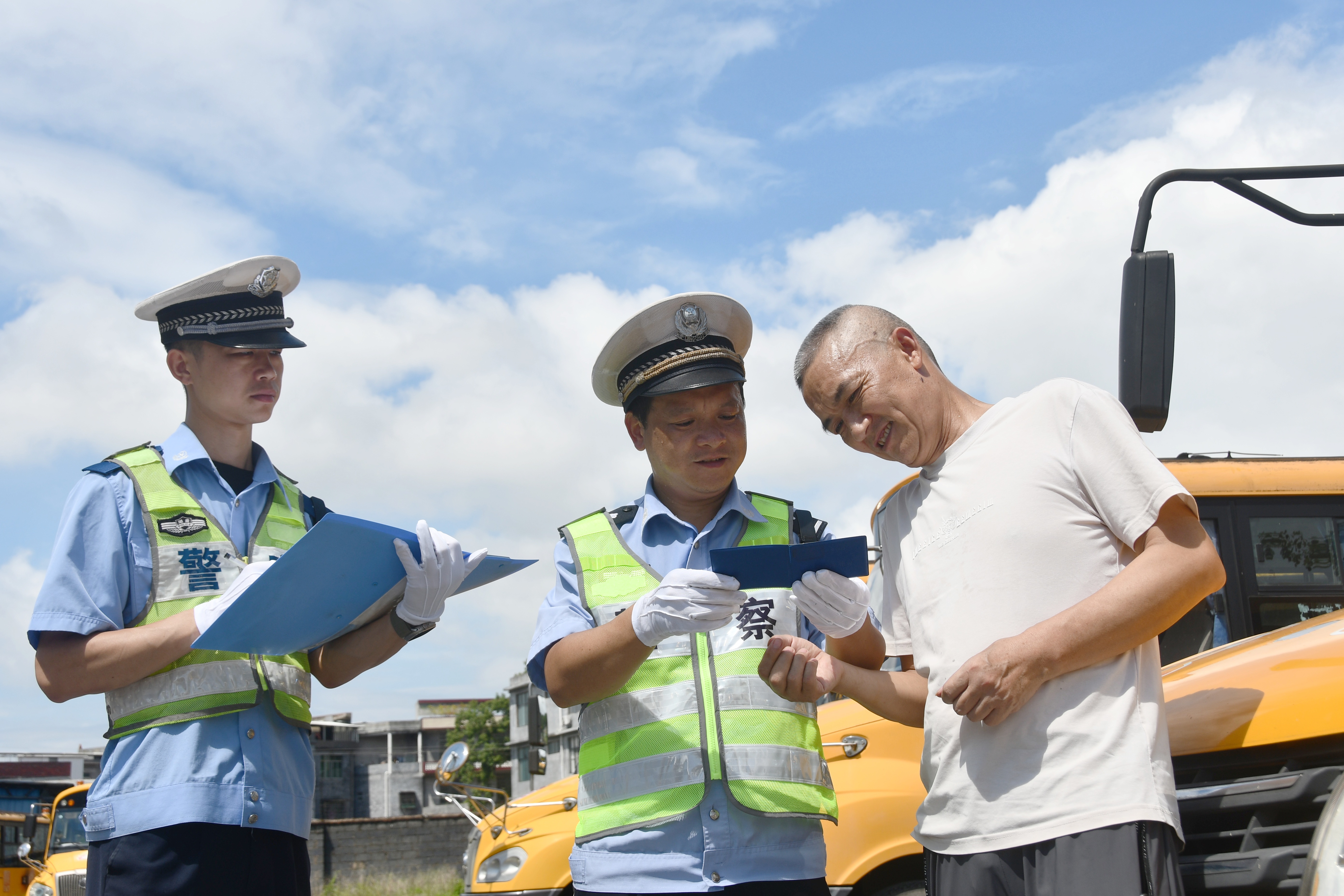8月28日，湖南省永州市江永县公安局交通管理大队桃川中队交警在检查校车驾驶员证照。田如瑞摄.JPG