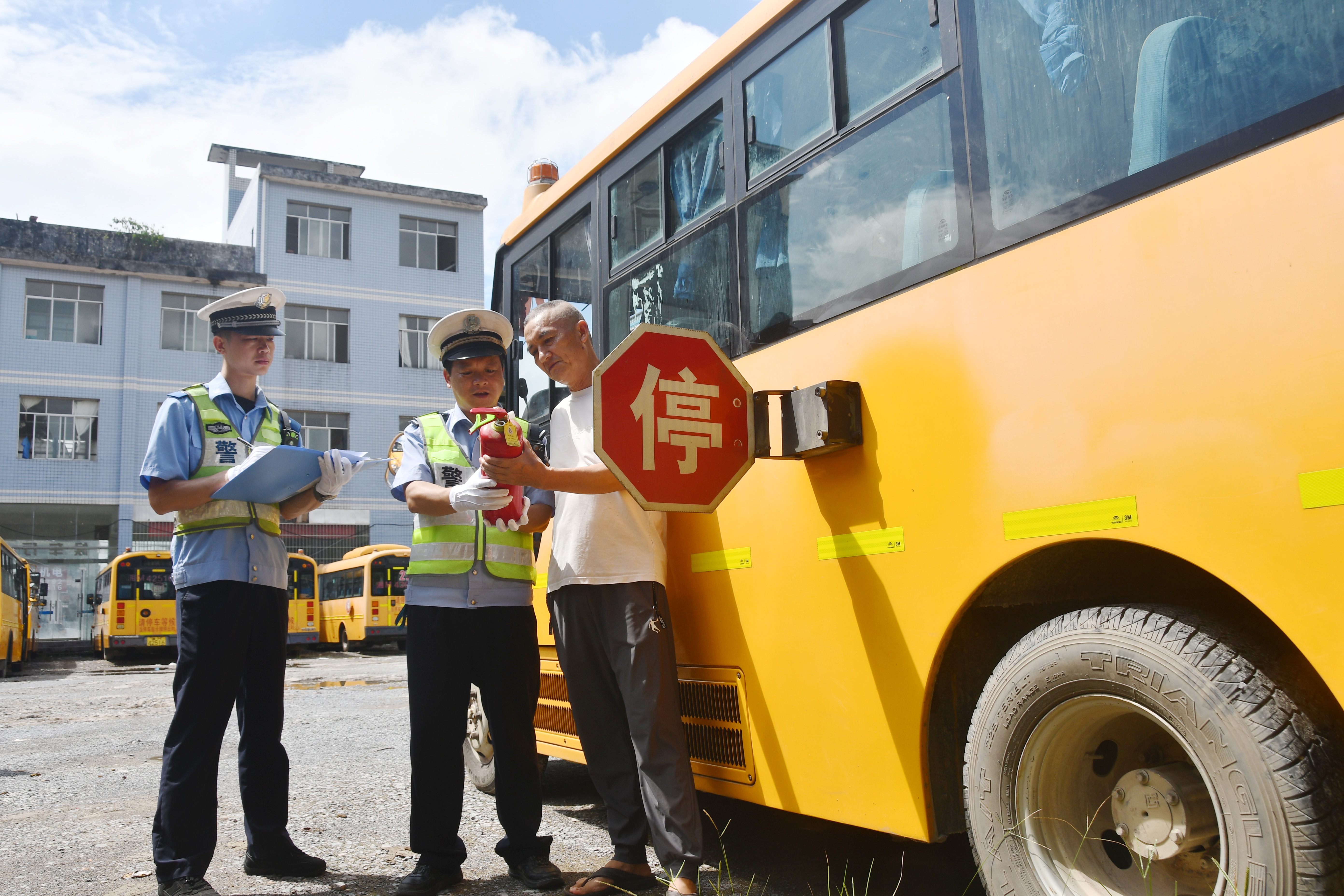 8月28日，湖南省永州市江永县公安局交通管理大队桃川中队交警在检查校车。田如瑞摄 (6).JPG