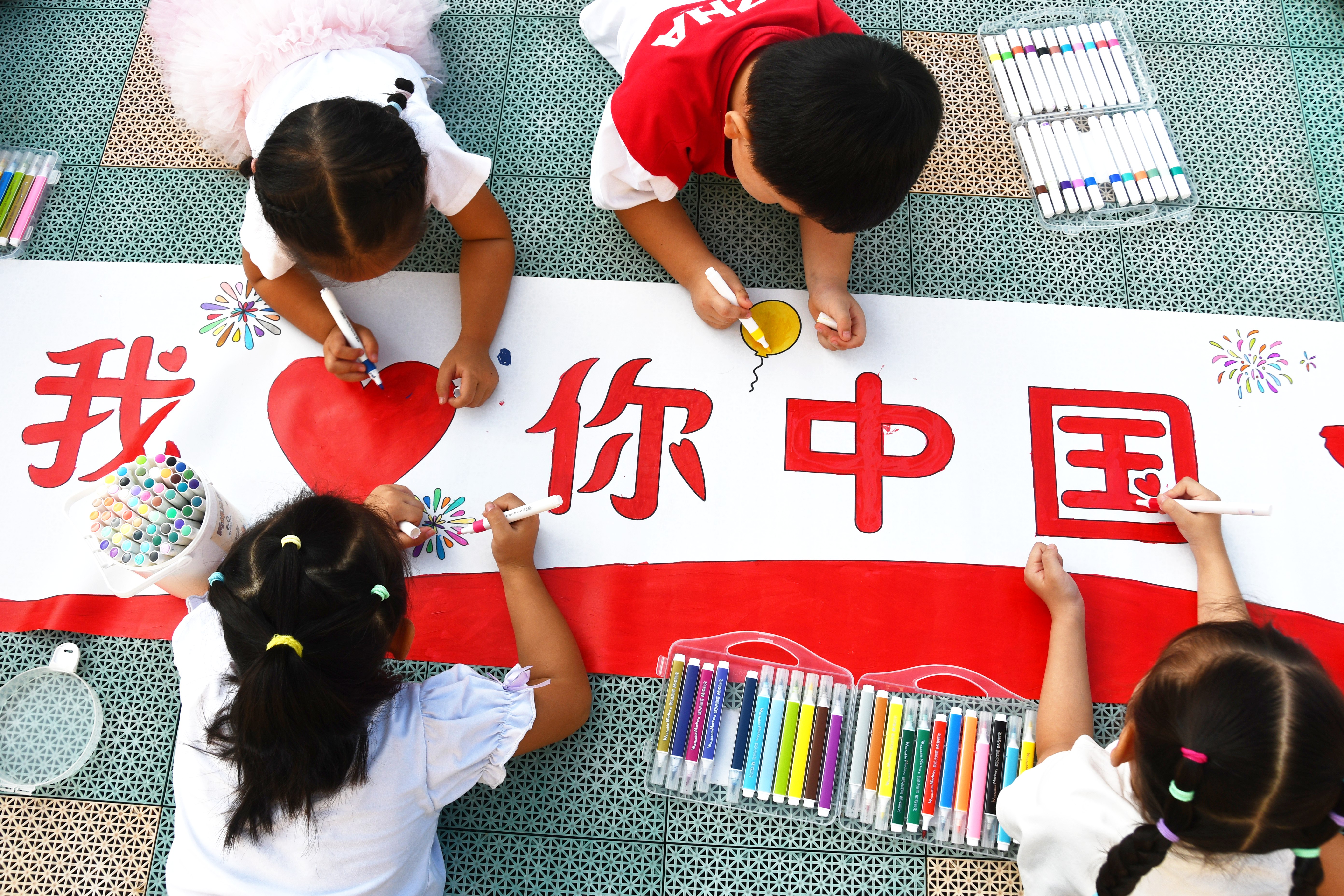 9月29日，在湖南省永州市江永县桃川镇中心幼儿园，小朋友在长卷上绘画。田如瑞摄 (1).JPG