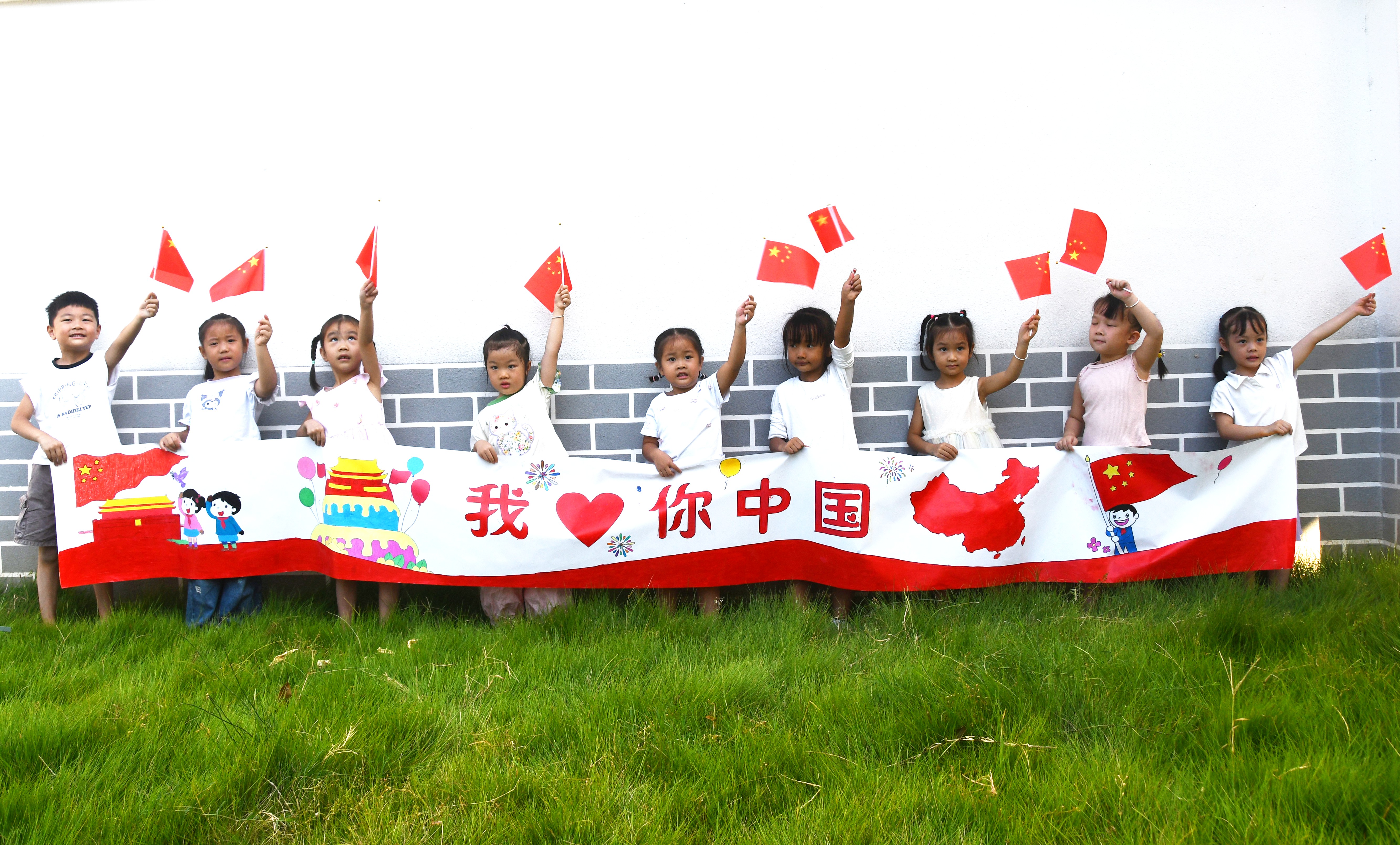 9月29日，在湖南省永州市江永县桃川镇中心幼儿园，小朋友在展示长卷绘画作品。田如瑞摄 (1).JPG
