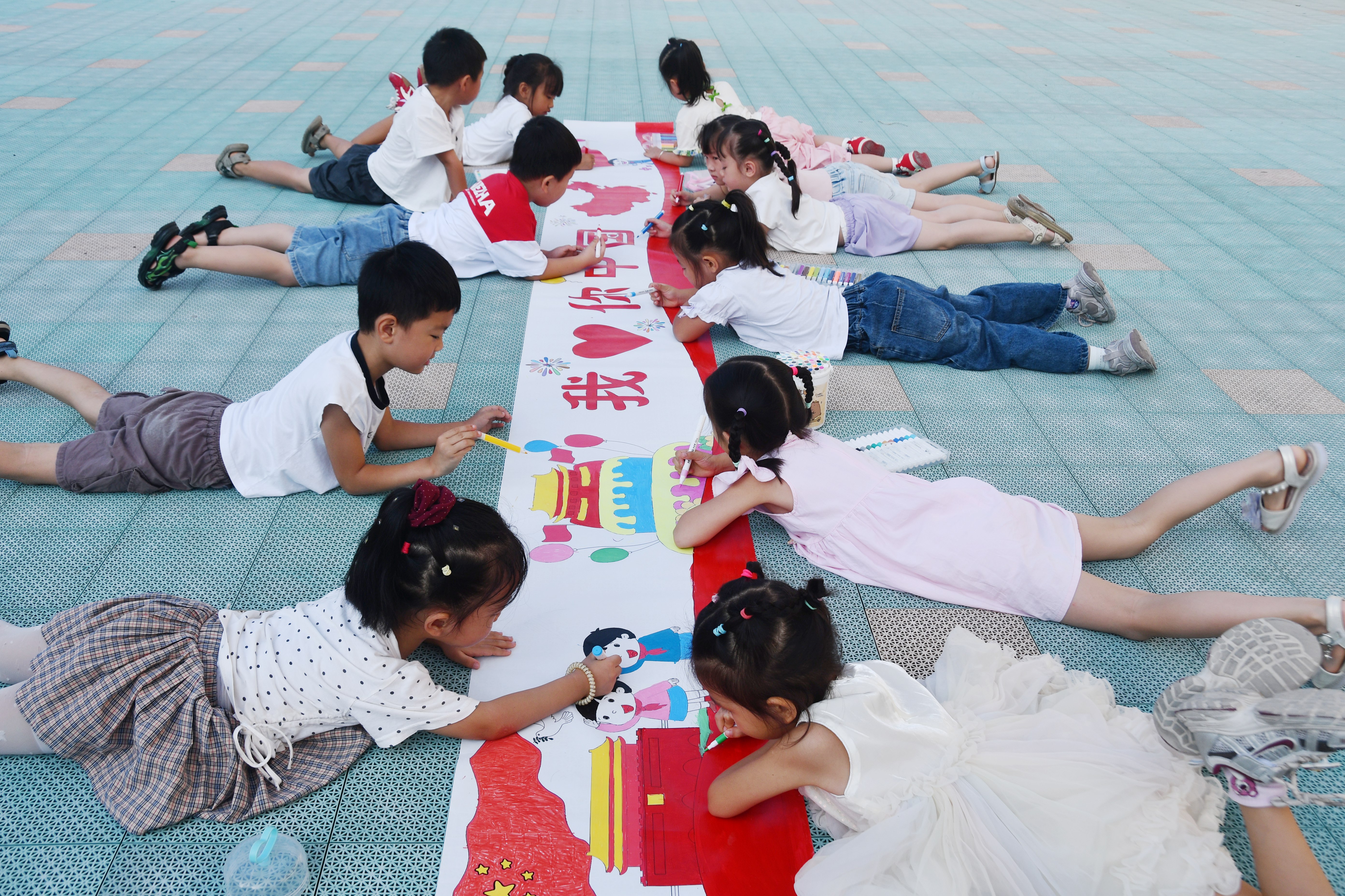 9月29日，在湖南省永州市江永县桃川镇中心幼儿园，小朋友在长卷上绘画。田如瑞摄 (9).JPG
